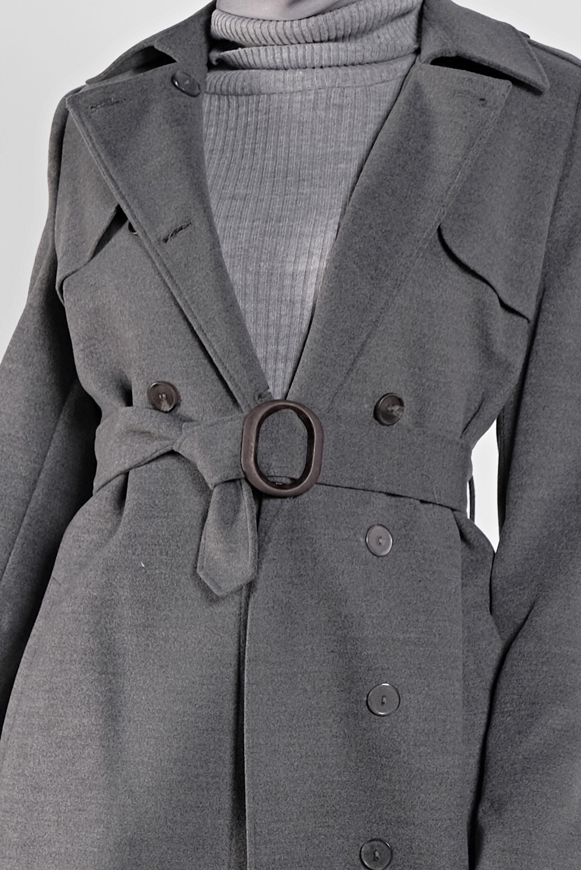 Tesettür giyim GRİ DÜĞMELİ KEMERLİ MANTO 90124