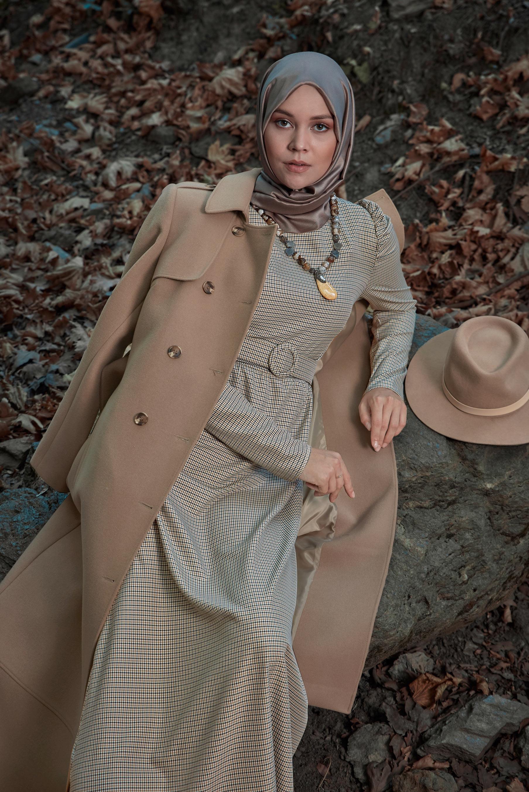 Tesettür giyim BEJ DÜĞMELİ KEMERLİ MANTO 90124