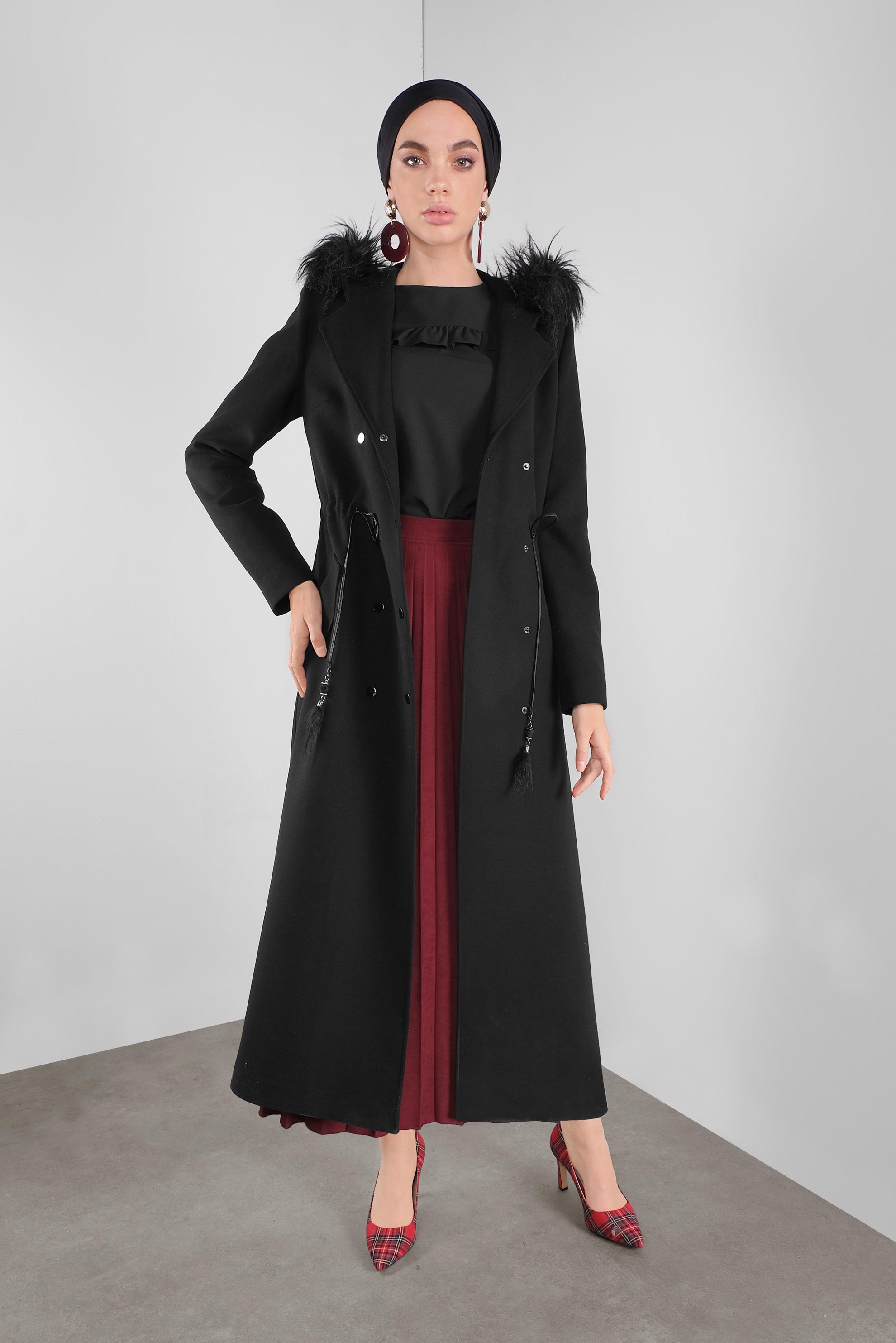 Vêtements hijab NOIR MANTEAU À TAILLE FRONCÉE AVEC DÉTAIL FOURRURE 90141