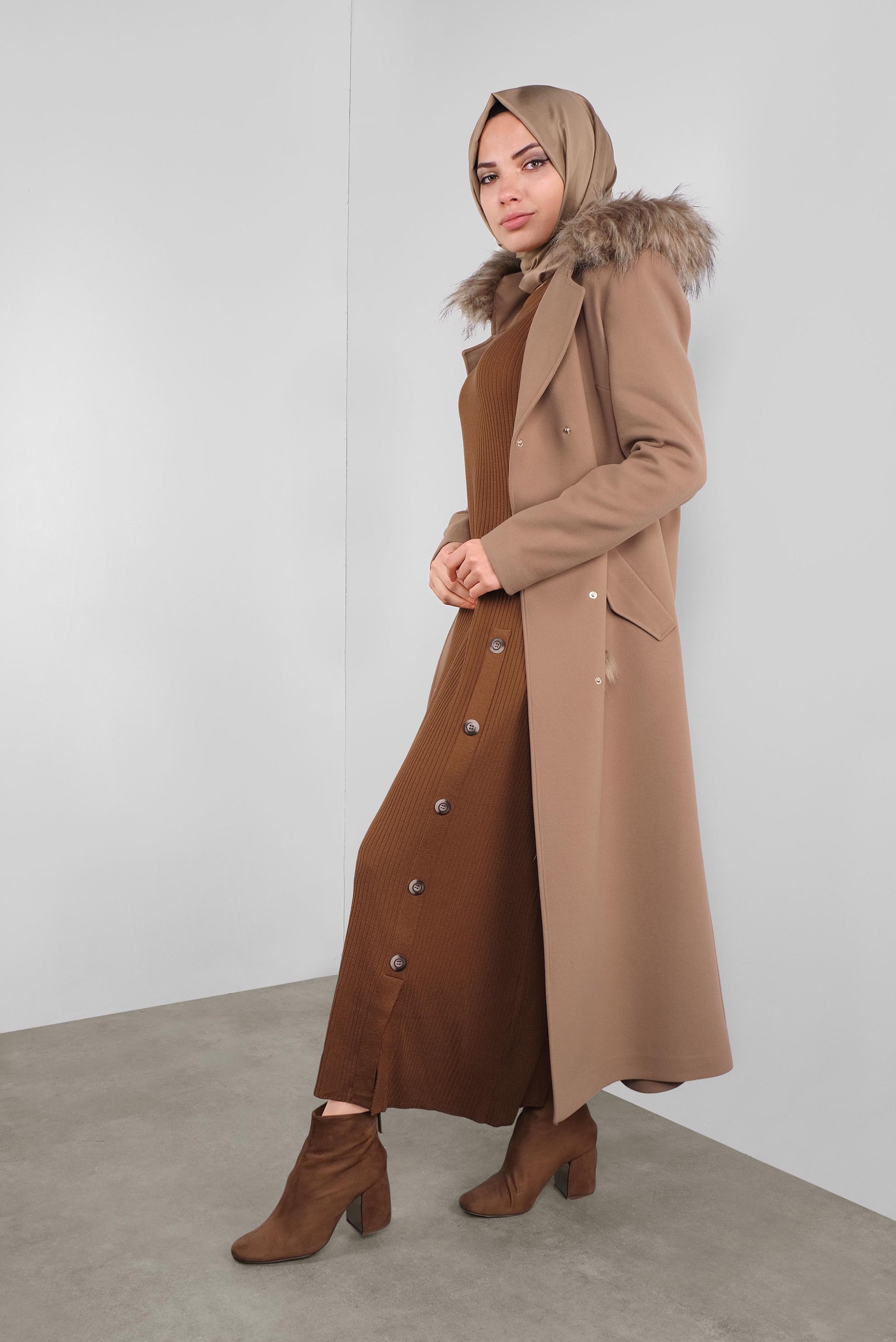 Vêtements hijab BRUN MANTEAU À TAILLE FRONCÉE AVEC DÉTAIL FOURRURE 90141