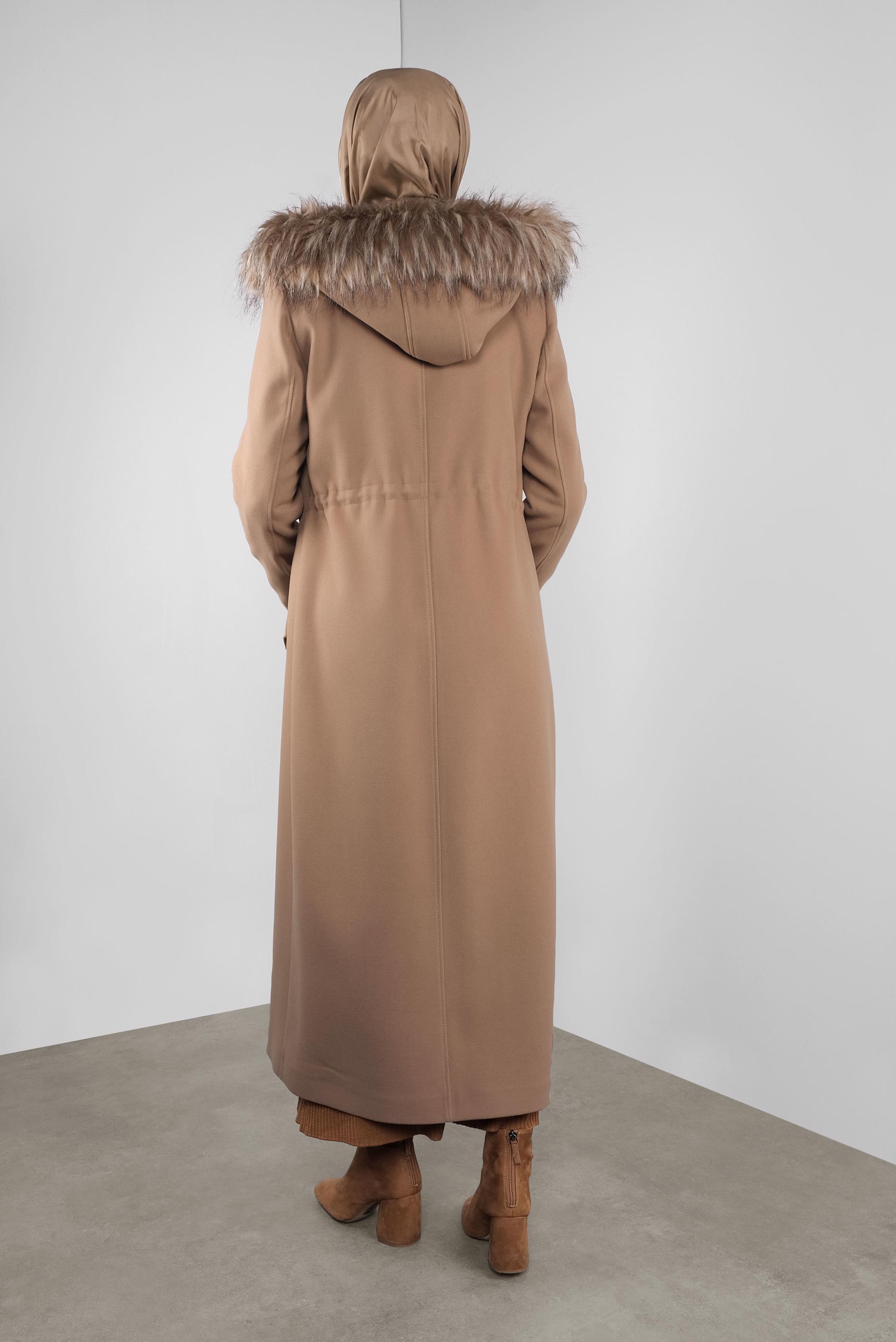 Vêtements hijab BRUN MANTEAU À TAILLE FRONCÉE AVEC DÉTAIL FOURRURE 90141