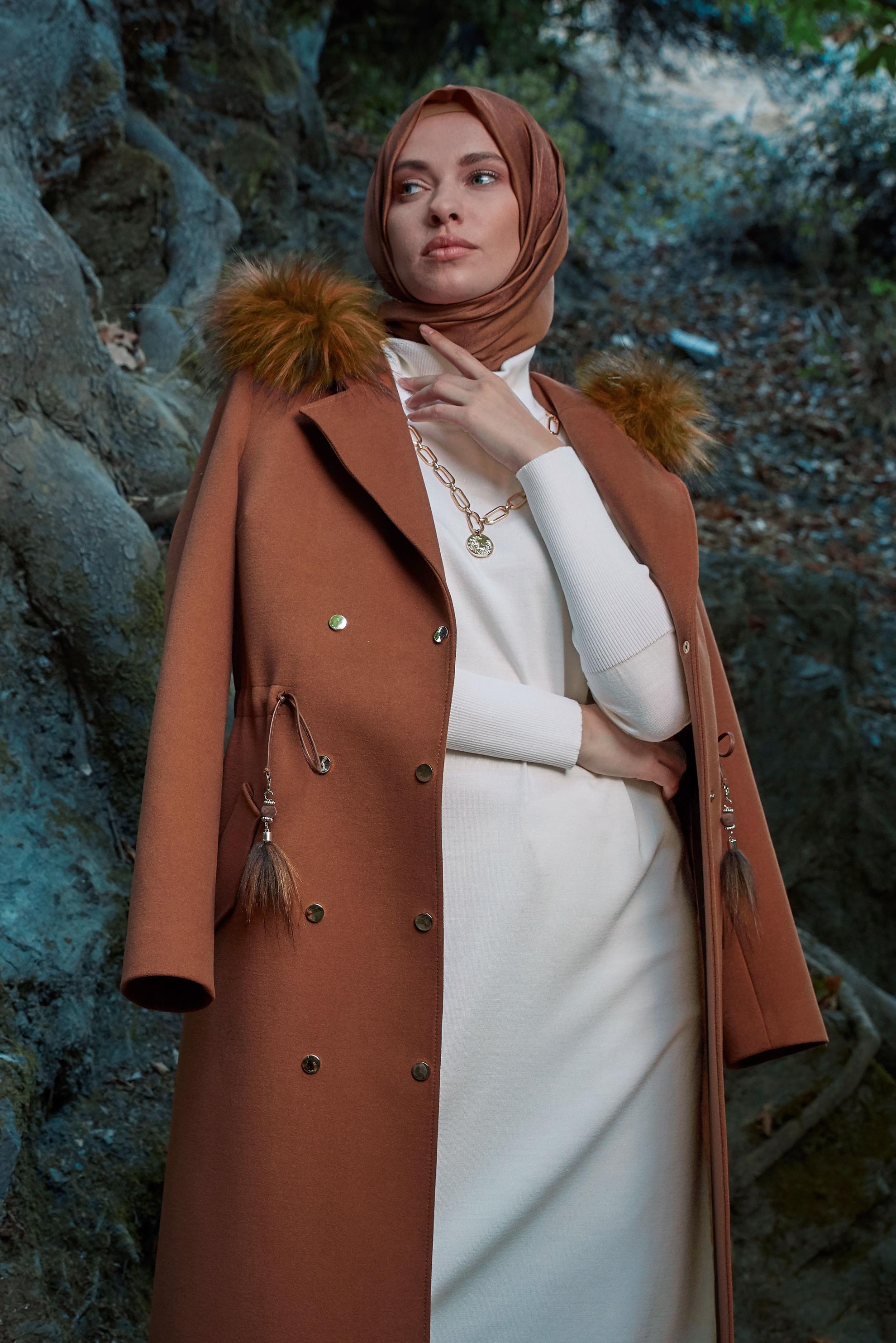 Tesettür giyim TABA KÜRKLÜ BELİ BÜZGÜLÜ KAŞE MANTO 90141	