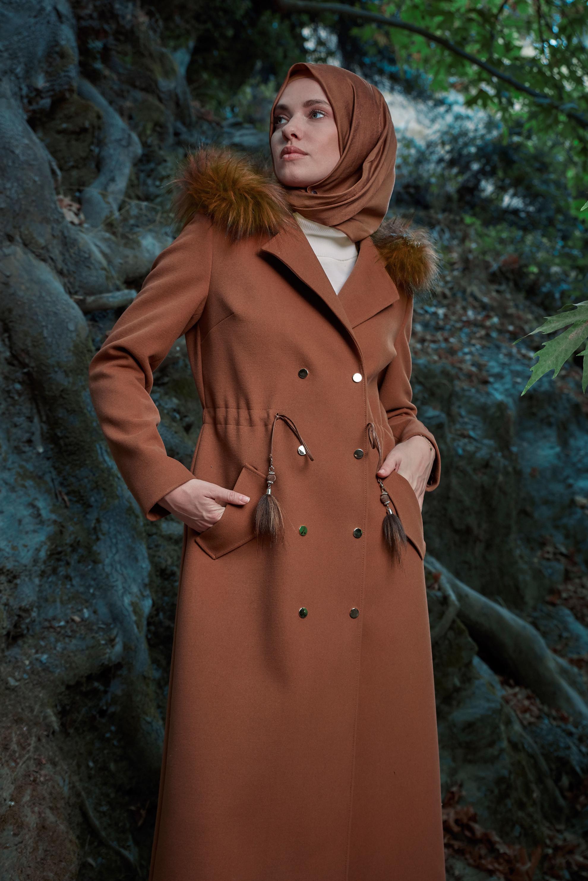 Tesettür giyim TABA KÜRKLÜ BELİ BÜZGÜLÜ KAŞE MANTO 90141	