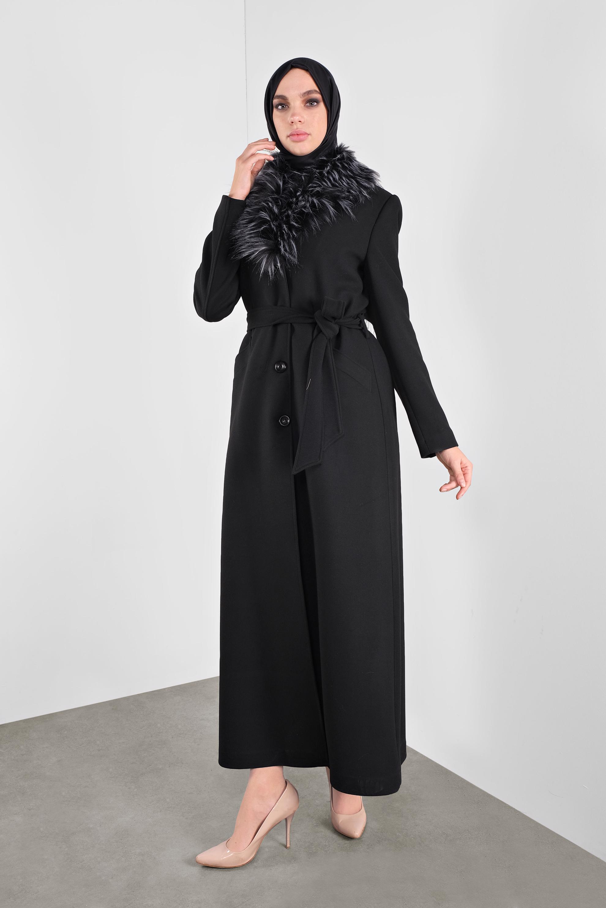 Tesettür giyim SİYAH KUŞAKLI YAKASI KÜRKLÜ KAŞE MANTO 90157