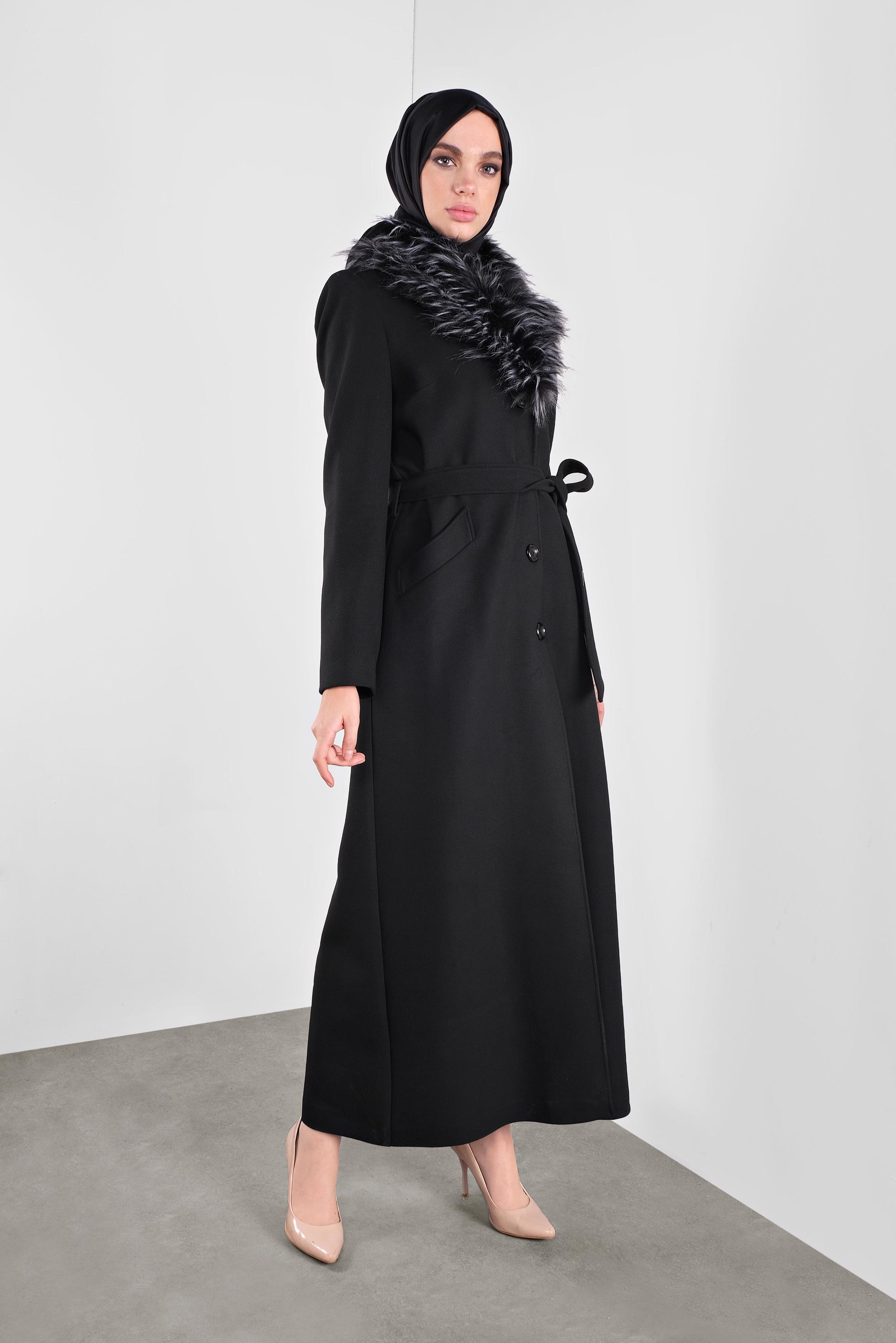 Tesettür giyim SİYAH KUŞAKLI YAKASI KÜRKLÜ KAŞE MANTO 90157
