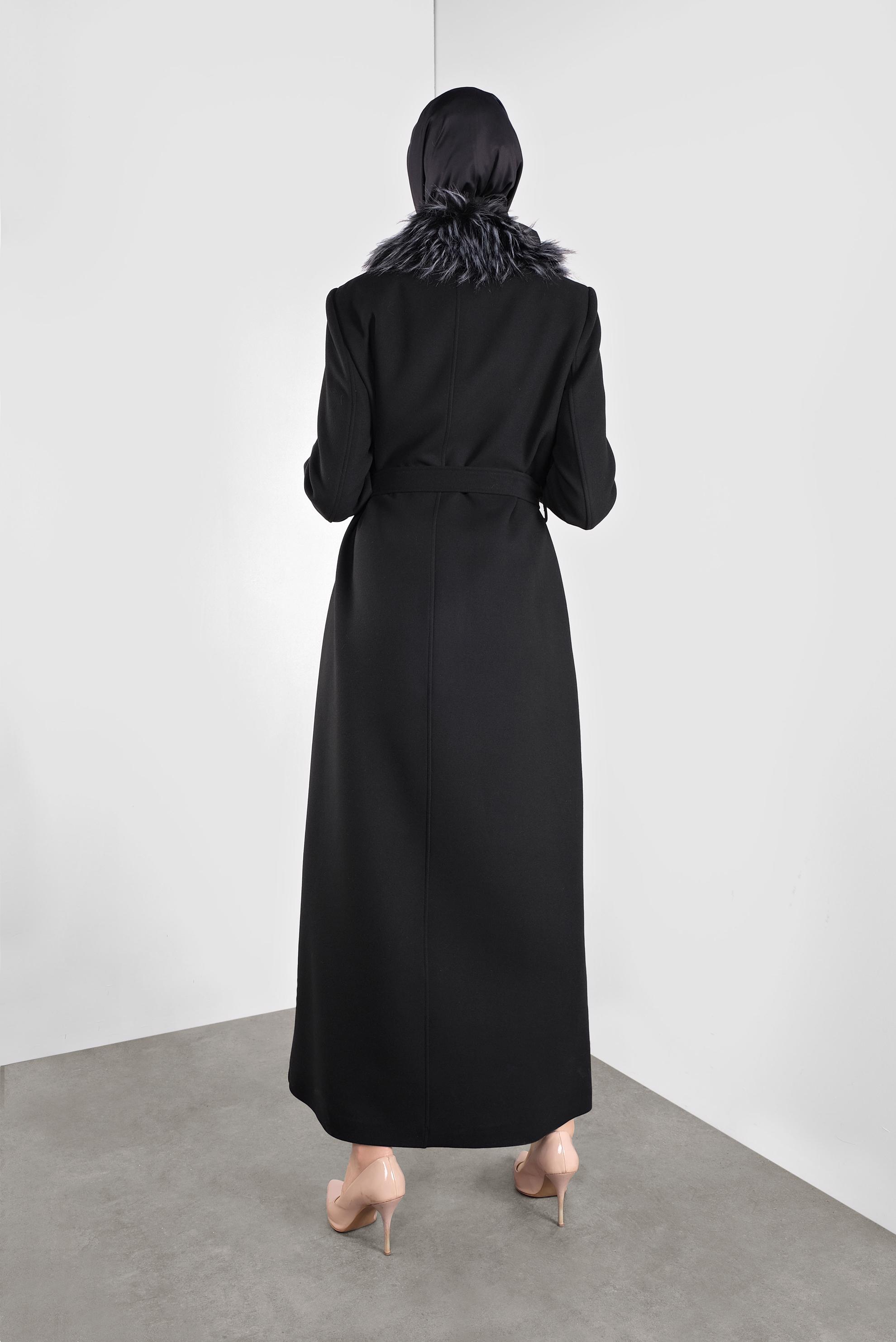 Tesettür giyim SİYAH KUŞAKLI YAKASI KÜRKLÜ KAŞE MANTO 90157