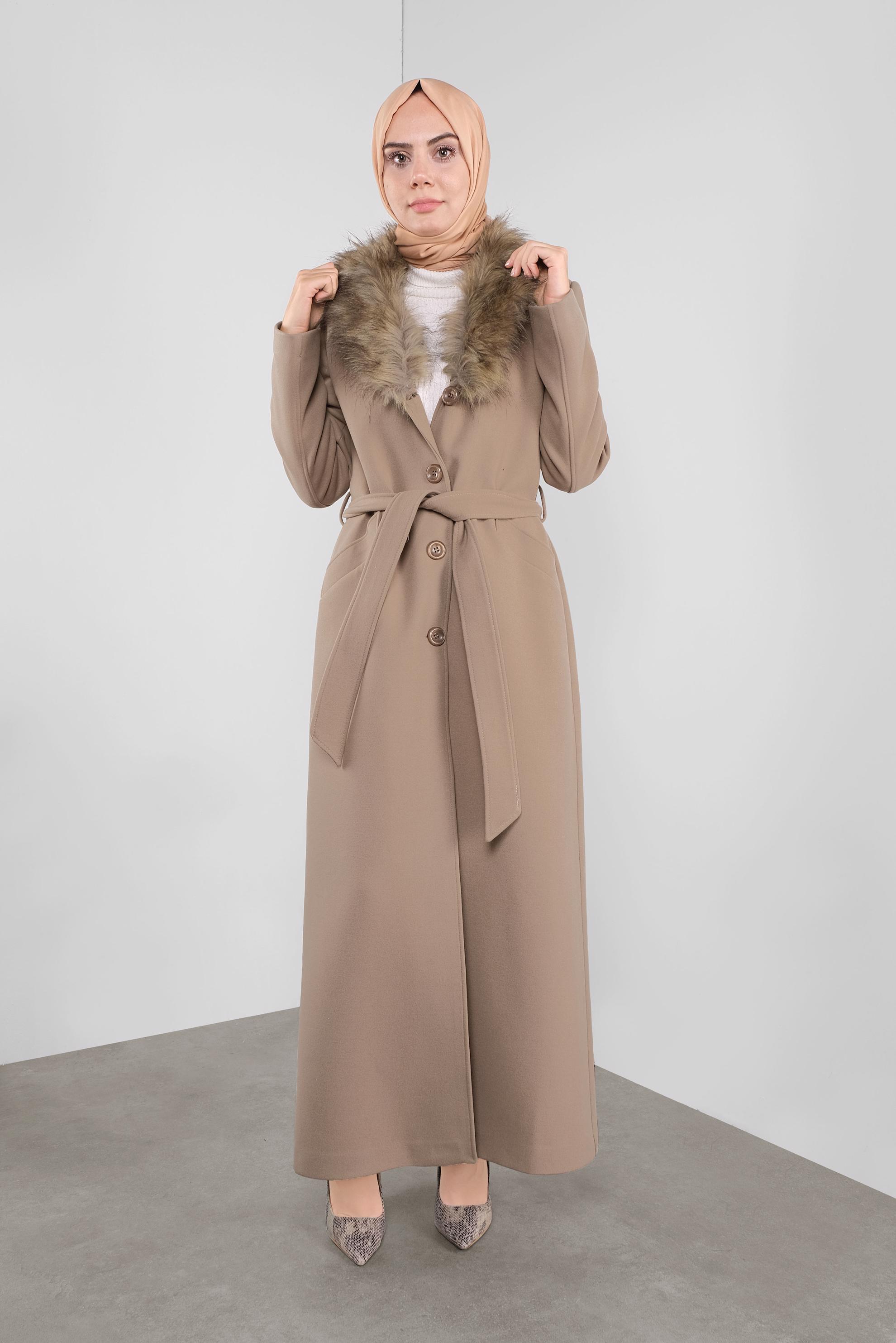 Tesettür giyim KAHVE KUŞAKLI YAKASI KÜRKLÜ KAŞE MANTO 90157
