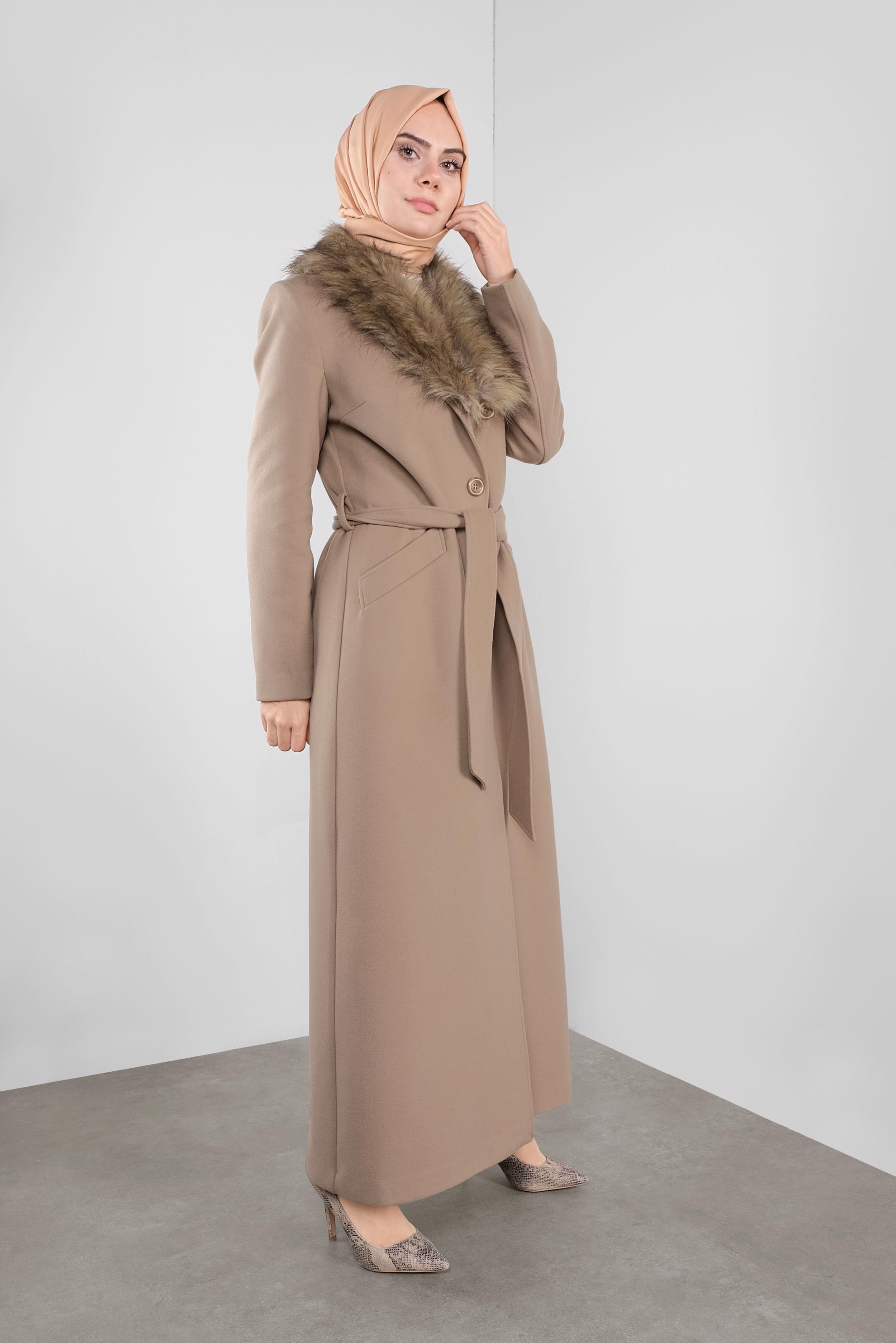 Tesettür giyim KAHVE KUŞAKLI YAKASI KÜRKLÜ KAŞE MANTO 90157