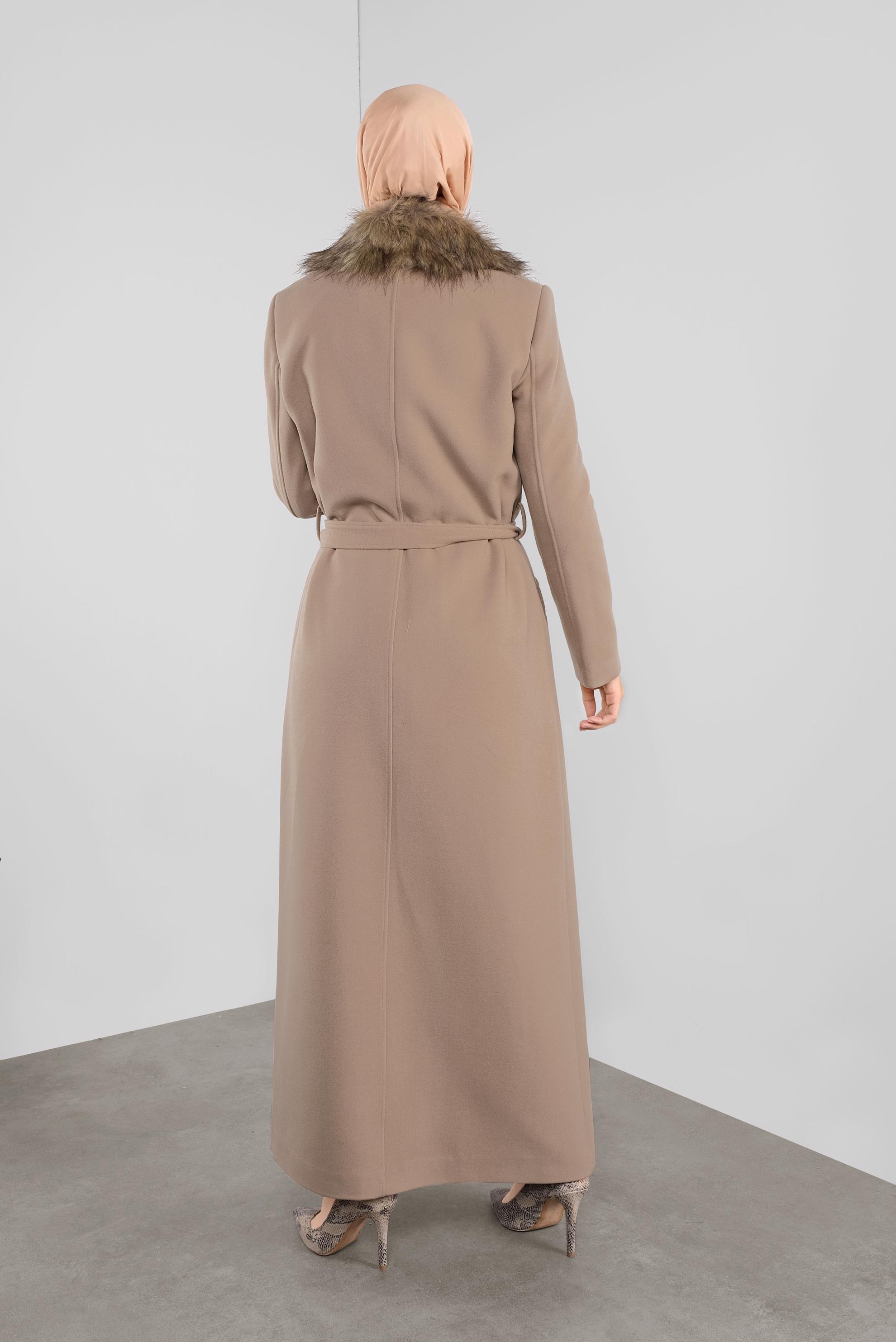 Tesettür giyim KAHVE KUŞAKLI YAKASI KÜRKLÜ KAŞE MANTO 90157