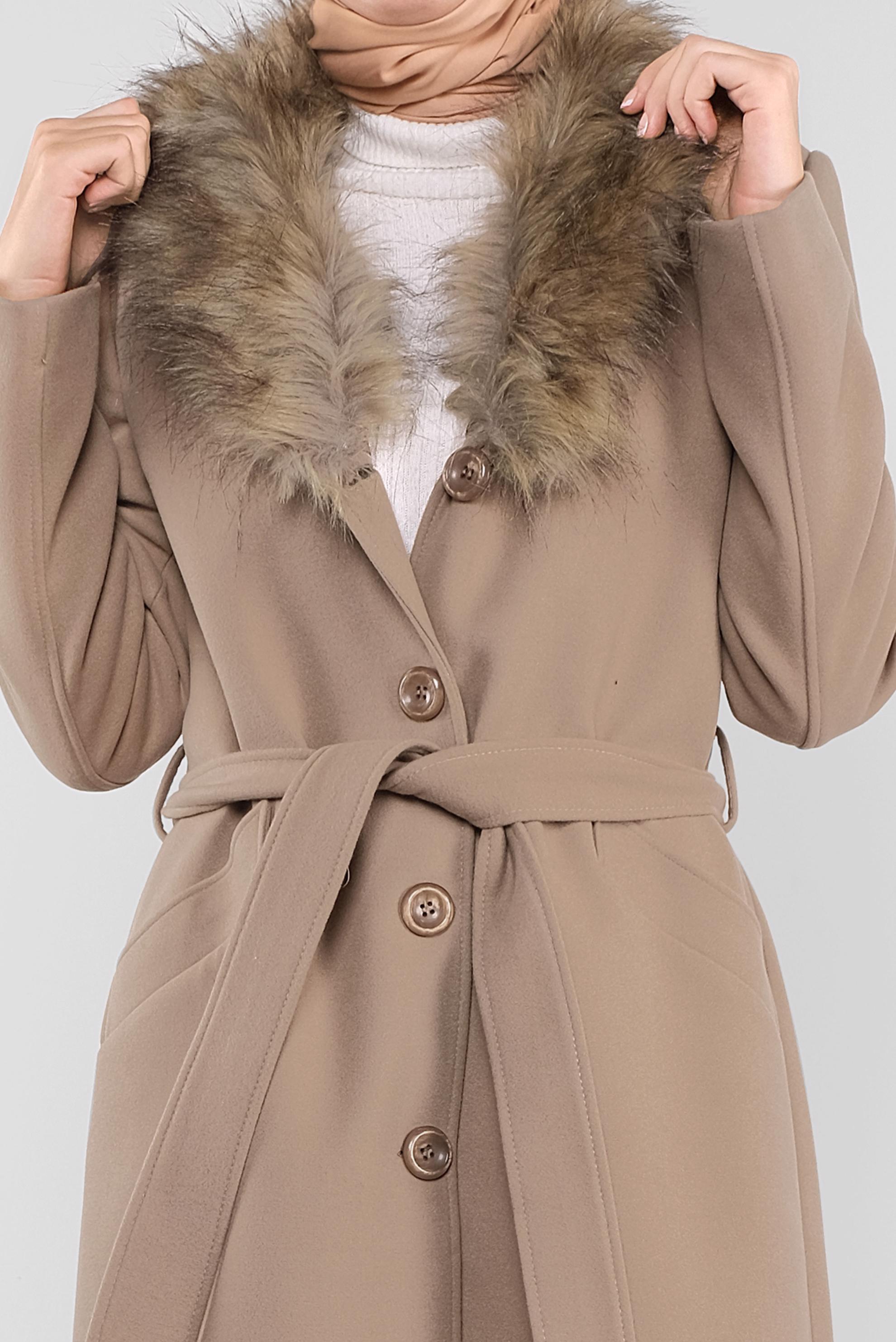 Tesettür giyim KAHVE KUŞAKLI YAKASI KÜRKLÜ KAŞE MANTO 90157