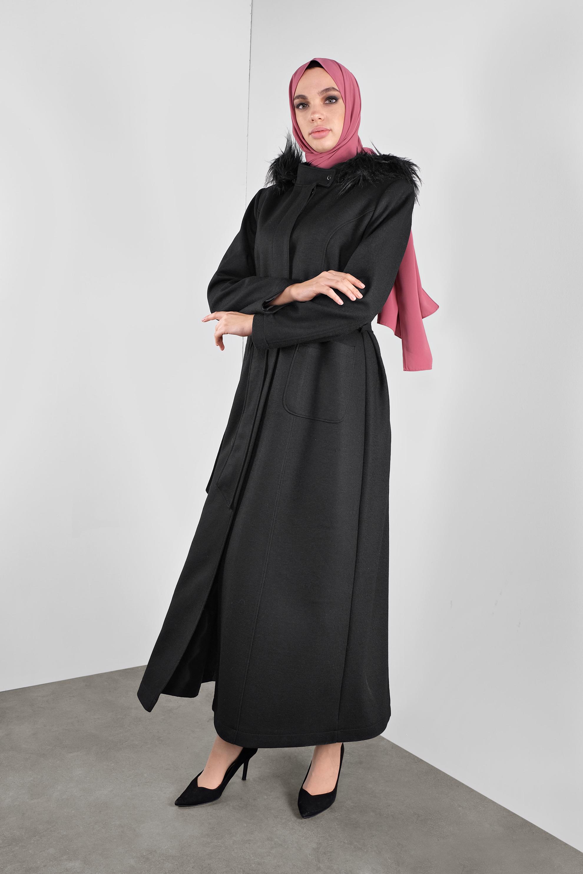 Tesettür giyim SİYAH KAPÜŞONU KÜRKLÜ  BELİ BAĞCIKLI MANTO 90162