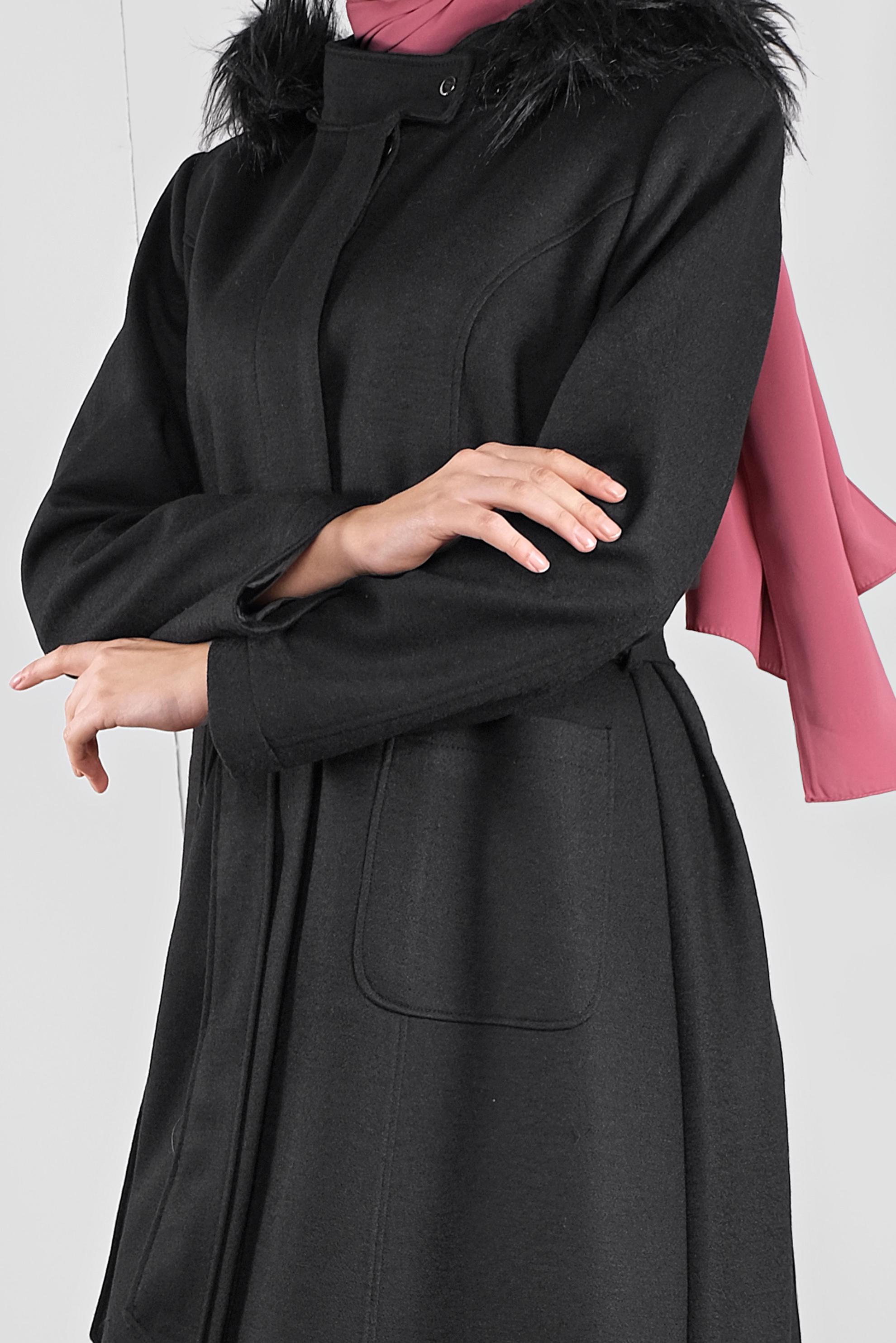 Tesettür giyim SİYAH KAPÜŞONU KÜRKLÜ  BELİ BAĞCIKLI MANTO 90162