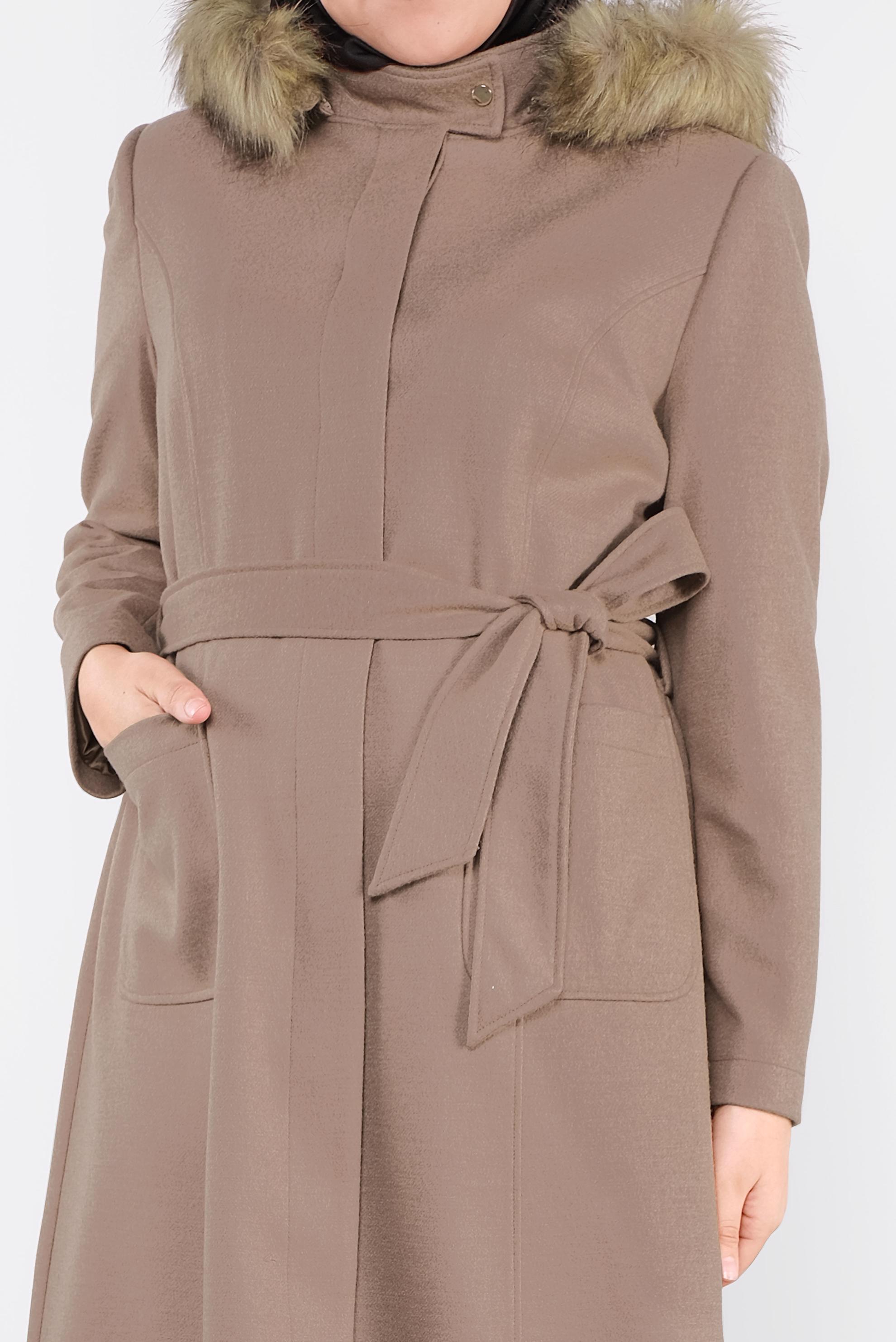 Tesettür giyim KAHVE KAPÜŞONU KÜRKLÜ  BELİ BAĞCIKLI MANTO 90162