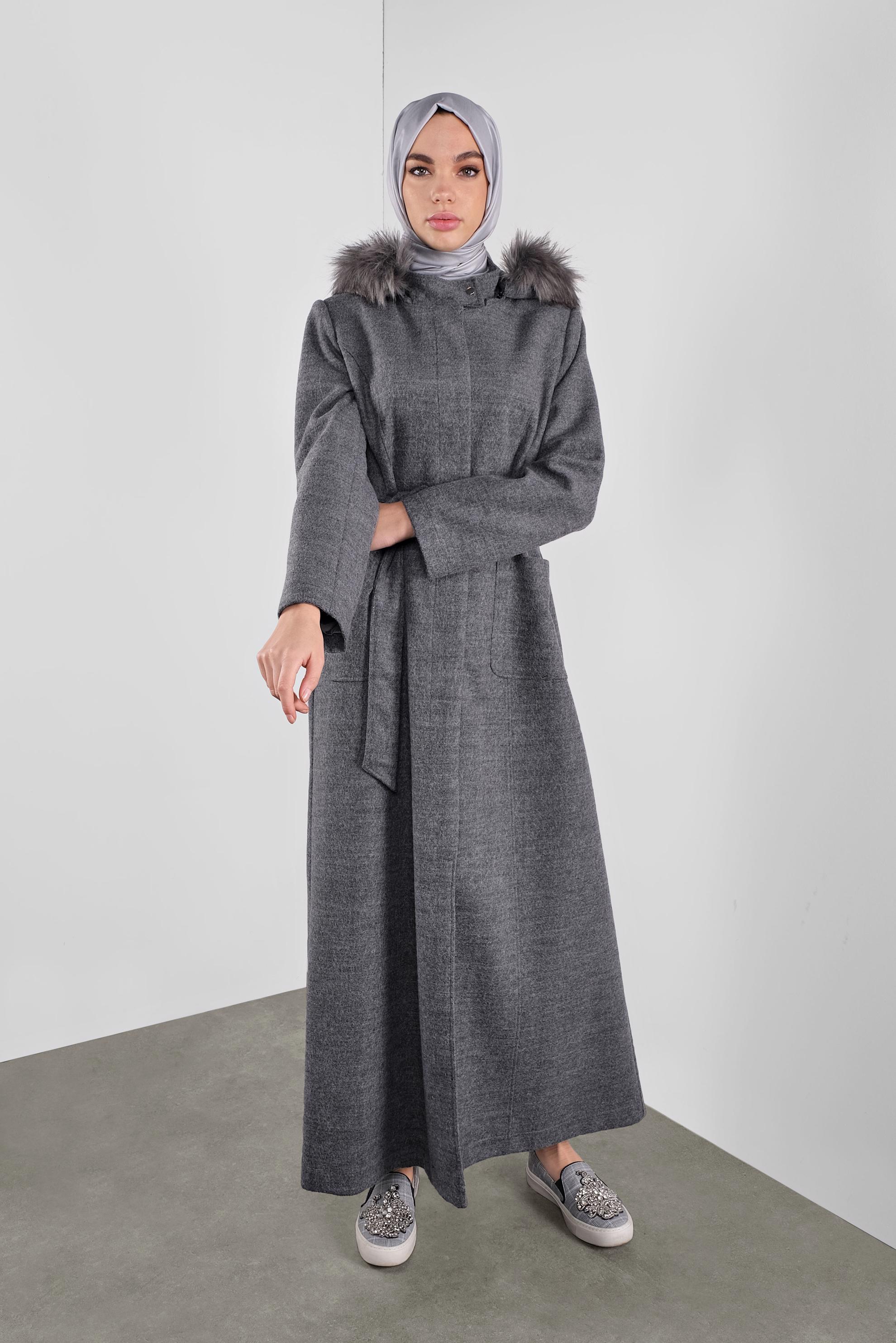 Tesettür giyim GRİ KAPÜŞONU KÜRKLÜ  BELİ BAĞCIKLI MANTO 90162