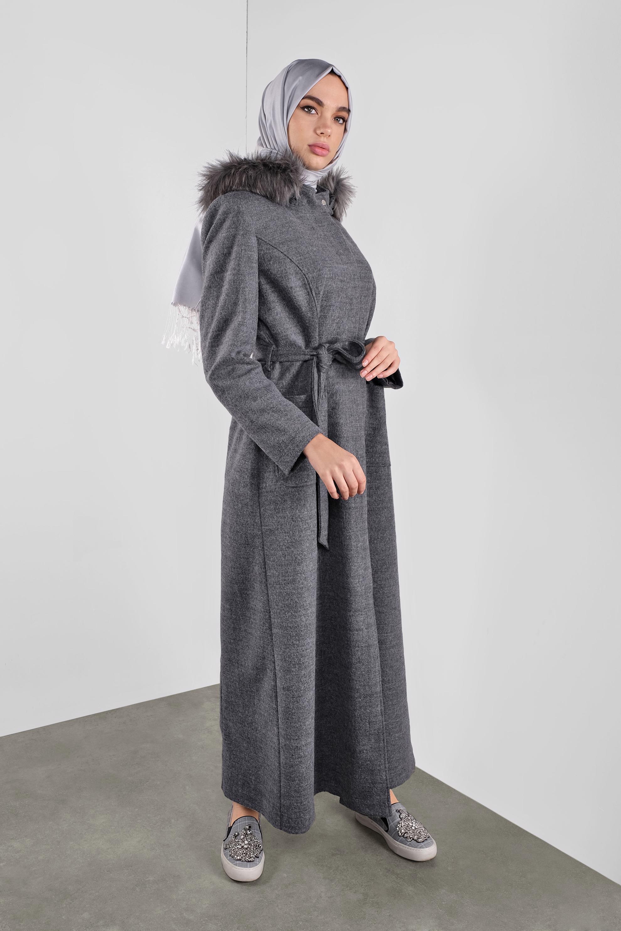 Tesettür giyim GRİ KAPÜŞONU KÜRKLÜ  BELİ BAĞCIKLI MANTO 90162