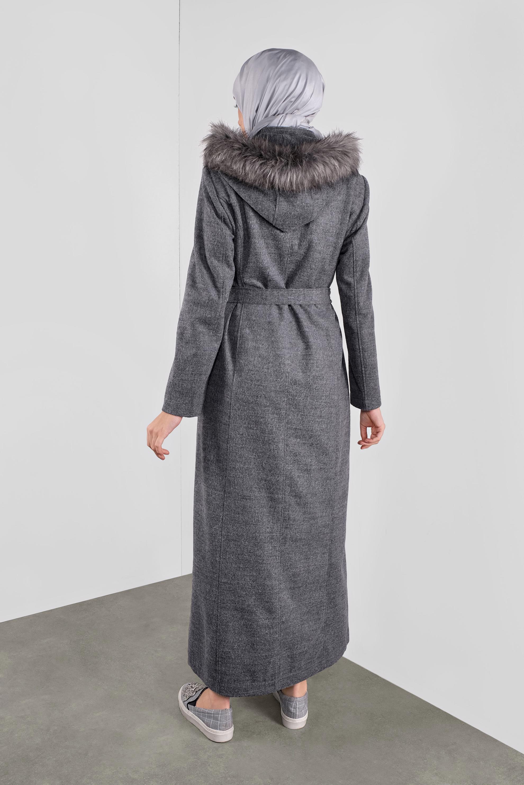 Tesettür giyim GRİ KAPÜŞONU KÜRKLÜ  BELİ BAĞCIKLI MANTO 90162