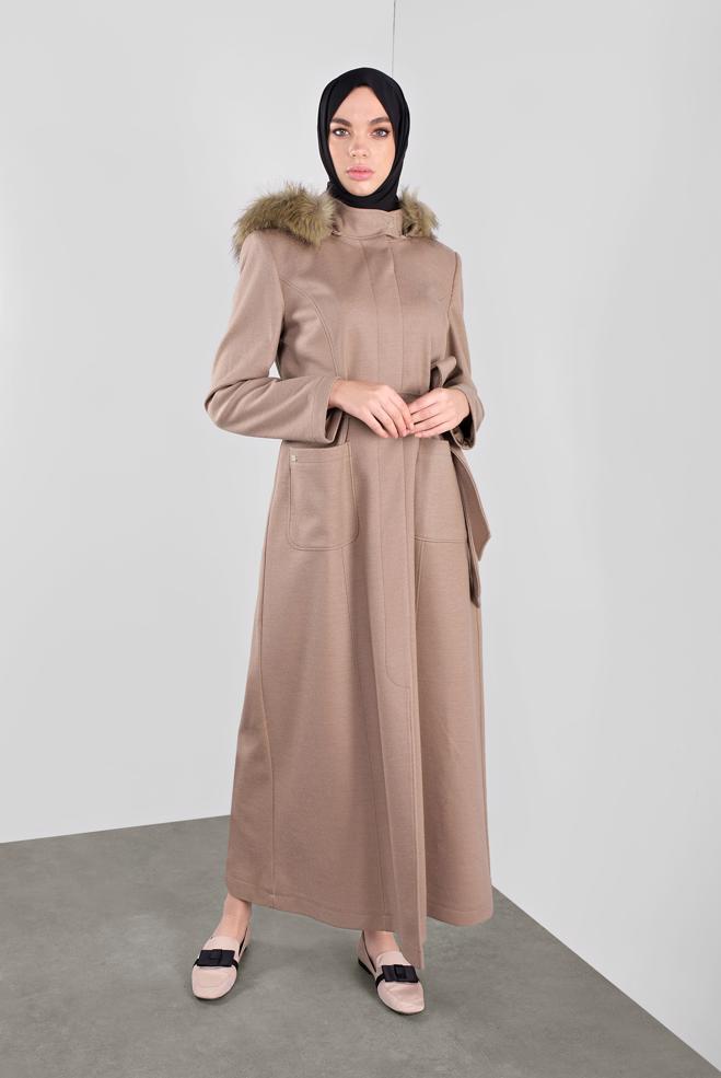 Vêtements hijab BRUN MANTEAU À CAPUCHE EN EFFET FOURRURE AVEC CEINTURE 90162 - ALVİNA