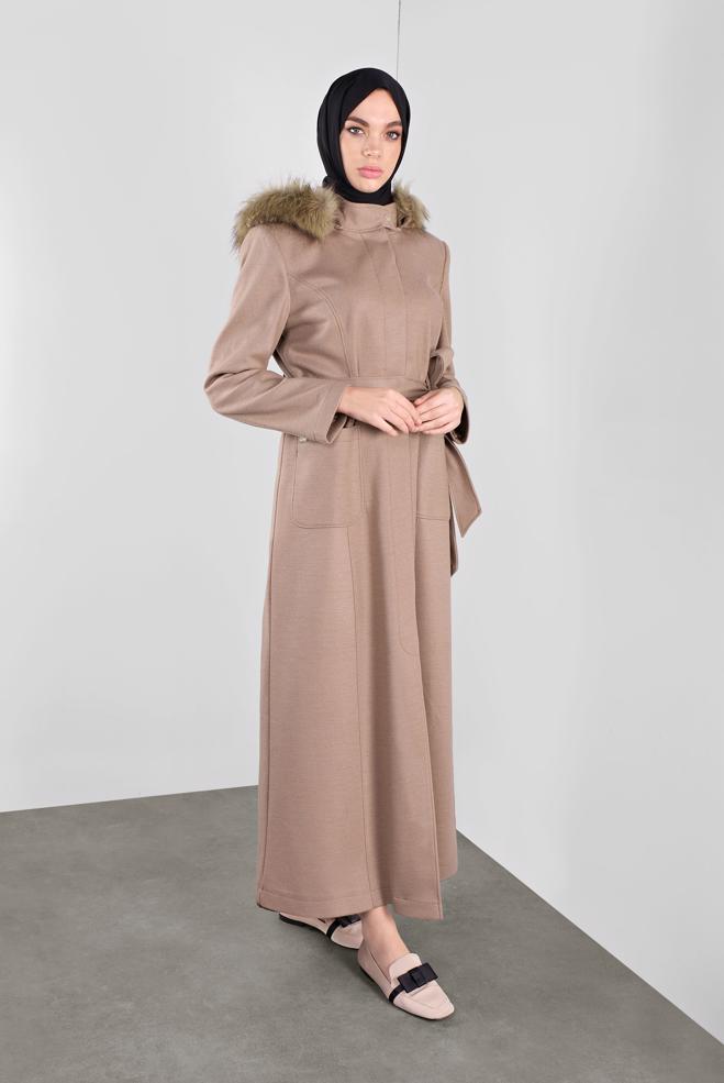Vêtements hijab BRUN MANTEAU À CAPUCHE EN EFFET FOURRURE AVEC CEINTURE 90162 - ALVİNA
