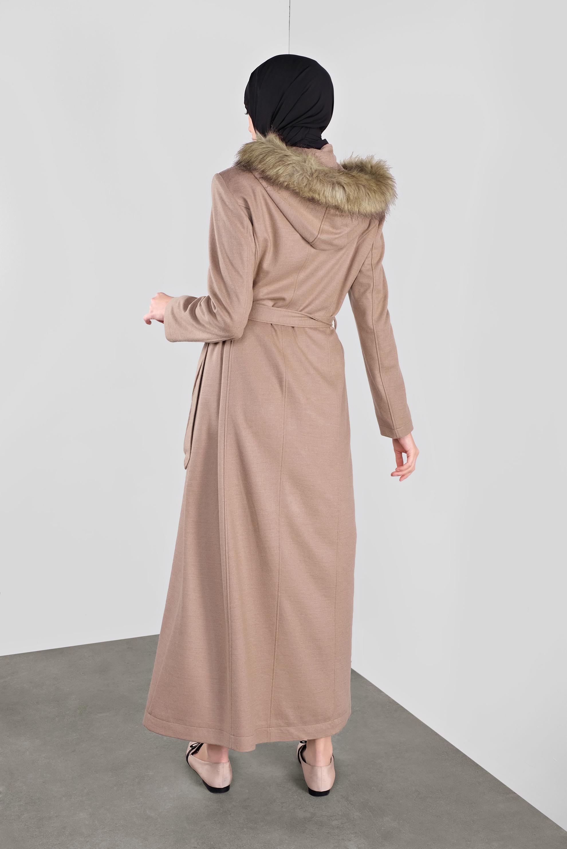 Vêtements hijab BRUN MANTEAU À CAPUCHE EN EFFET FOURRURE AVEC CEINTURE 90162