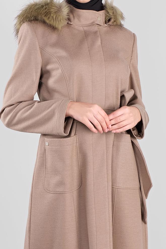 Vêtements hijab BRUN MANTEAU À CAPUCHE EN EFFET FOURRURE AVEC CEINTURE 90162 - ALVİNA