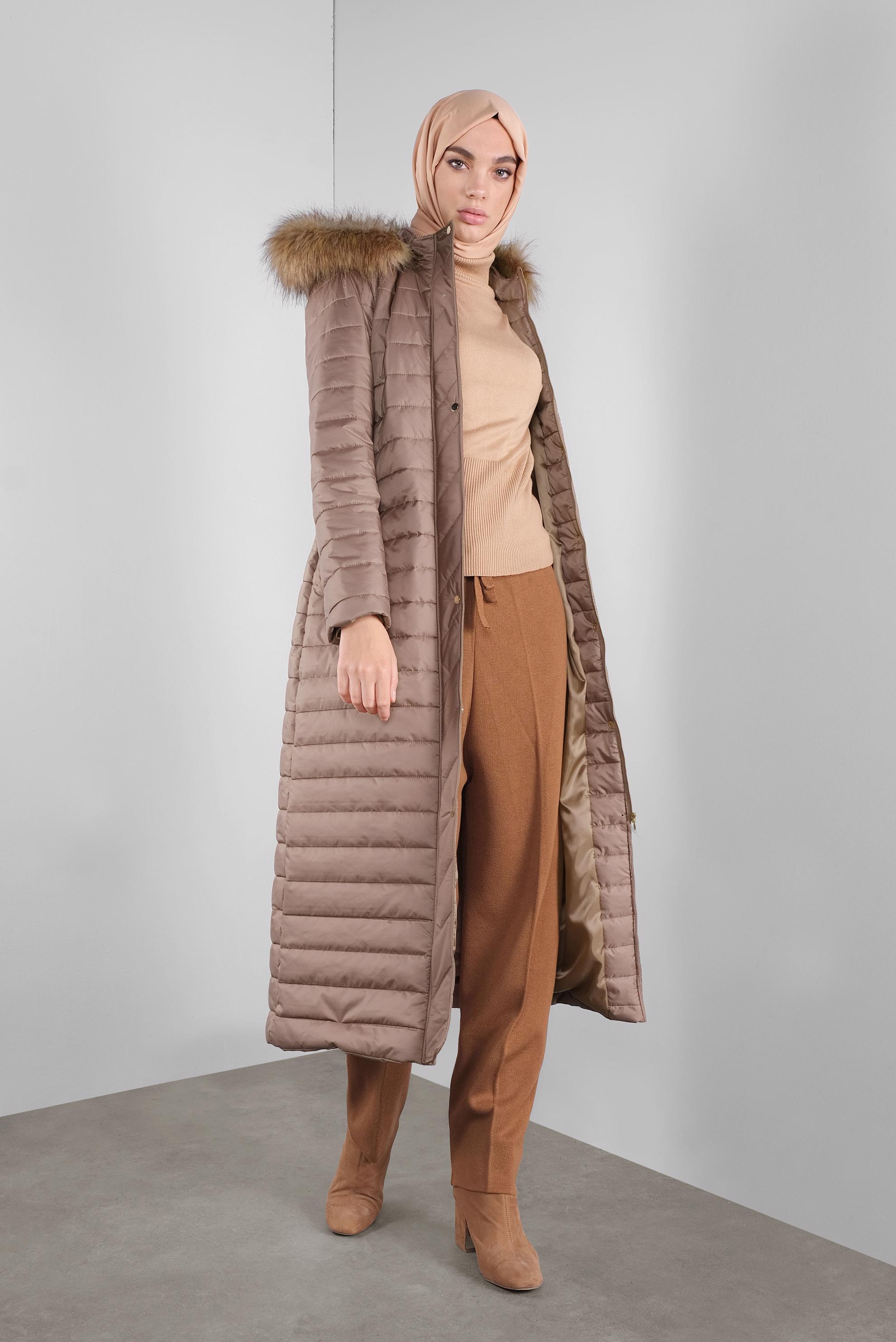 Tesettür giyim KAHVE KÜRKLÜ KAPÜŞONLU ŞİŞME MANTO 90169 