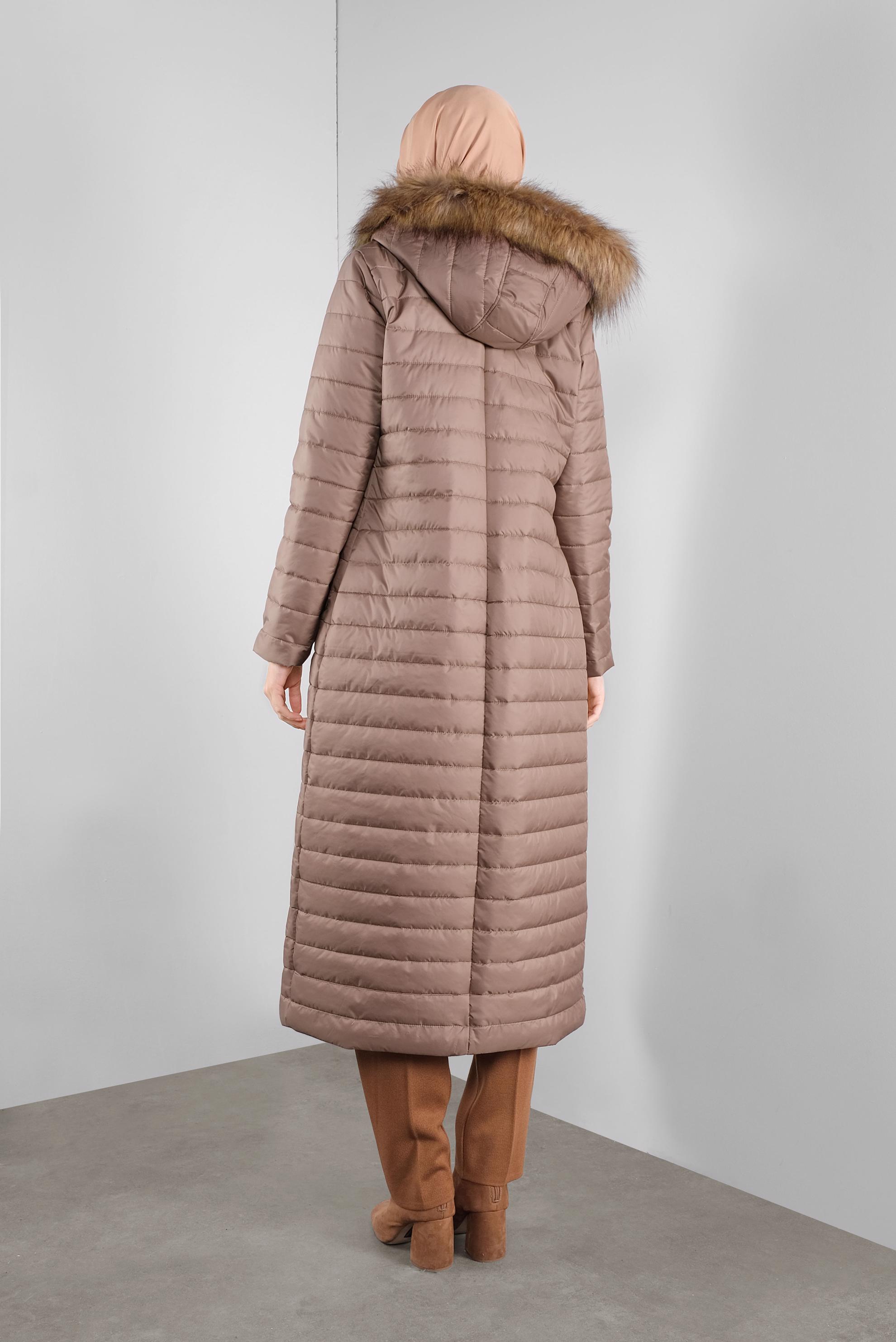 Tesettür giyim KAHVE KÜRKLÜ KAPÜŞONLU ŞİŞME MANTO 90169 