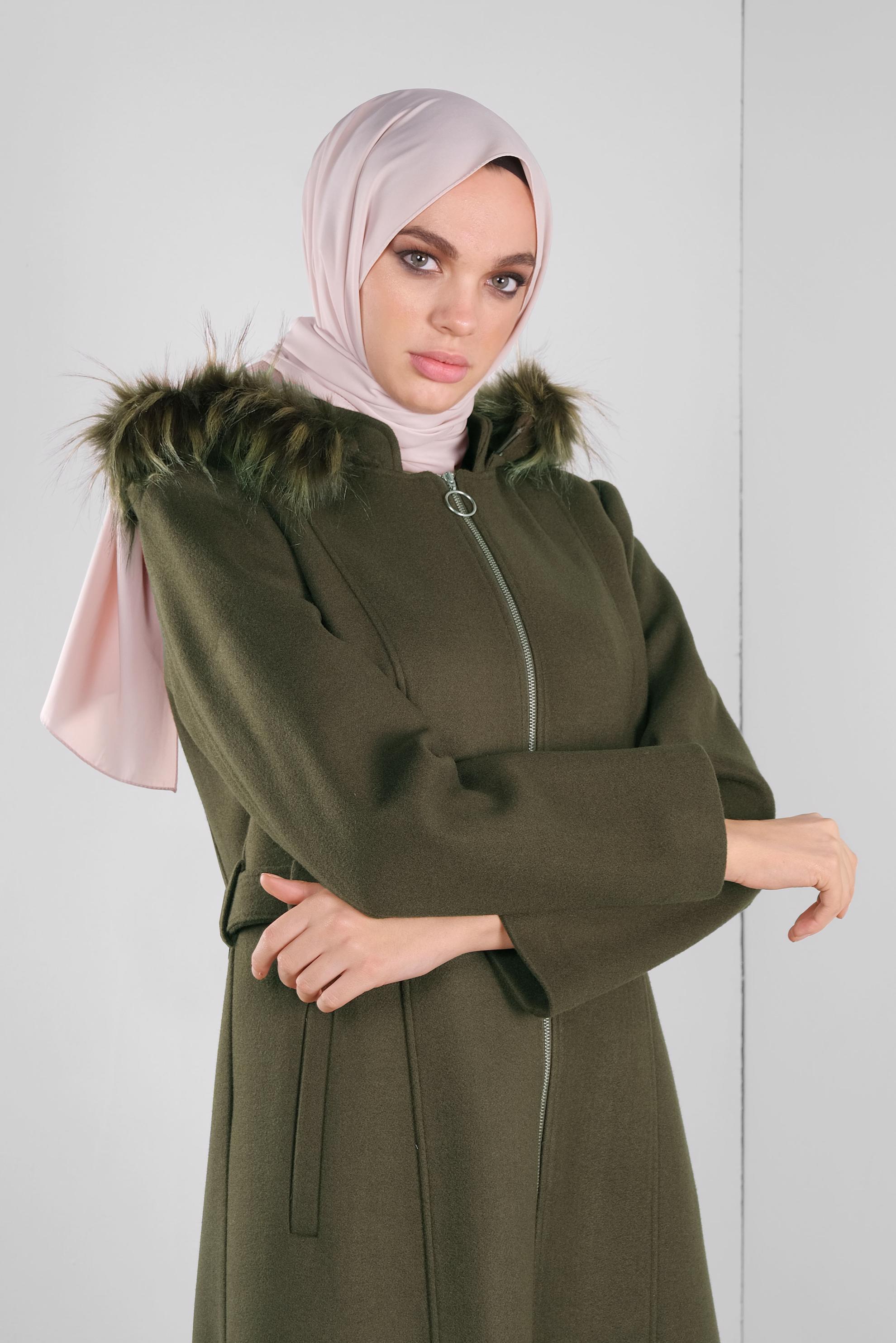 Tesettür giyim HAKİ KÜRKLÜ KAPÜŞONLU KAŞE MANTO 90173 