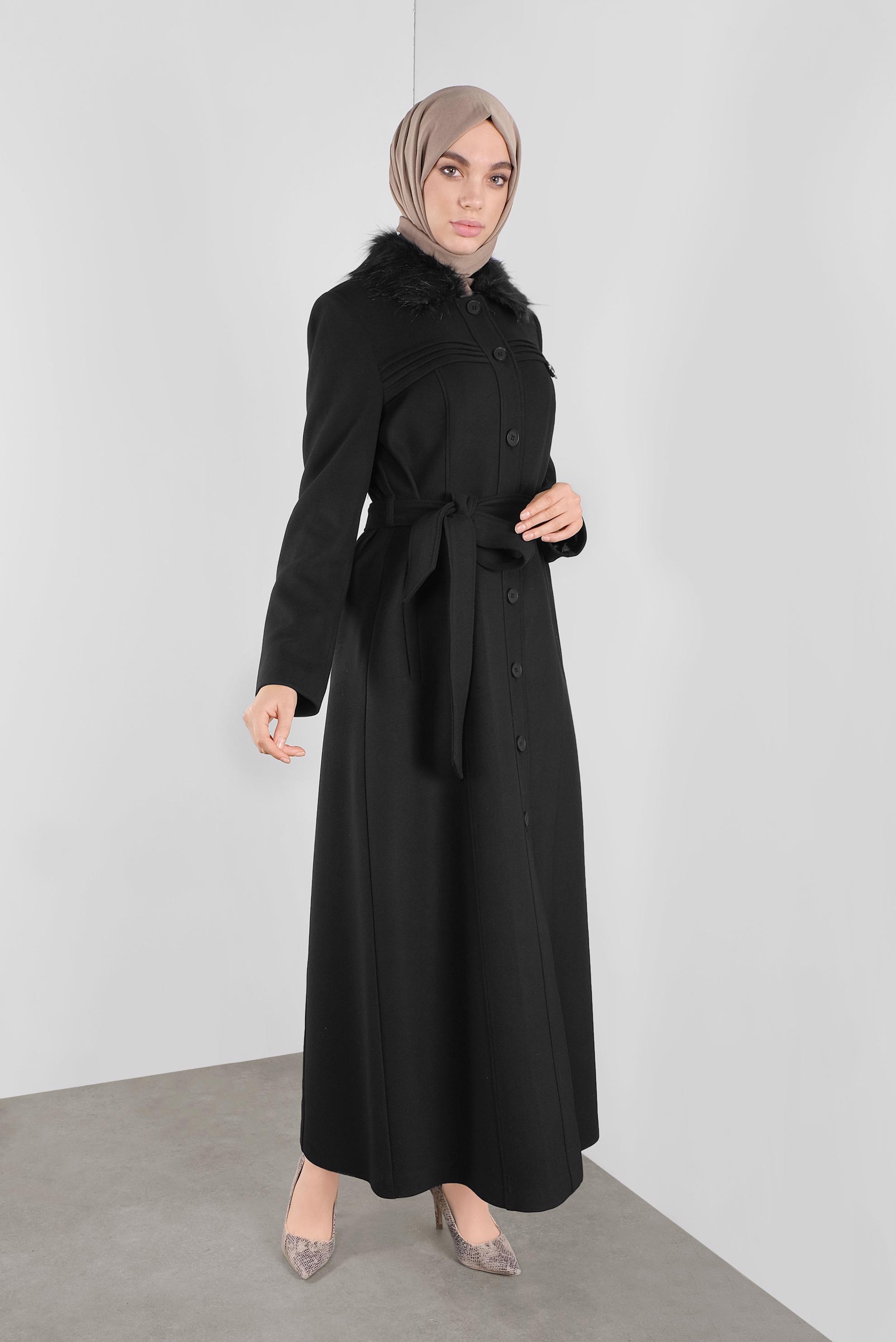Tesettür giyim SİYAH YAKASI KÜRKLÜ KAŞE MANTO 90174 