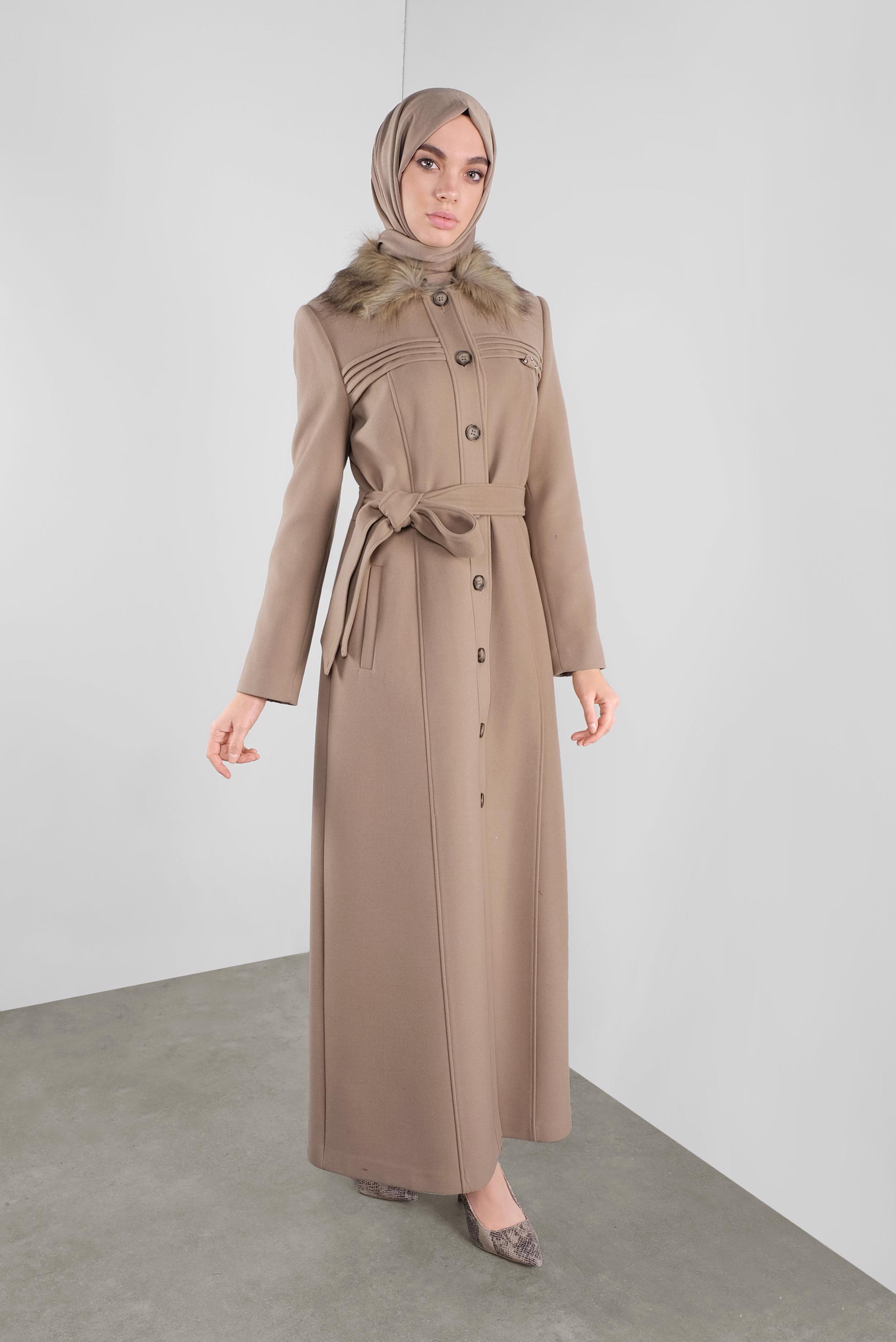 Tesettür giyim KAHVE YAKASI KÜRKLÜ KAŞE MANTO 90174 