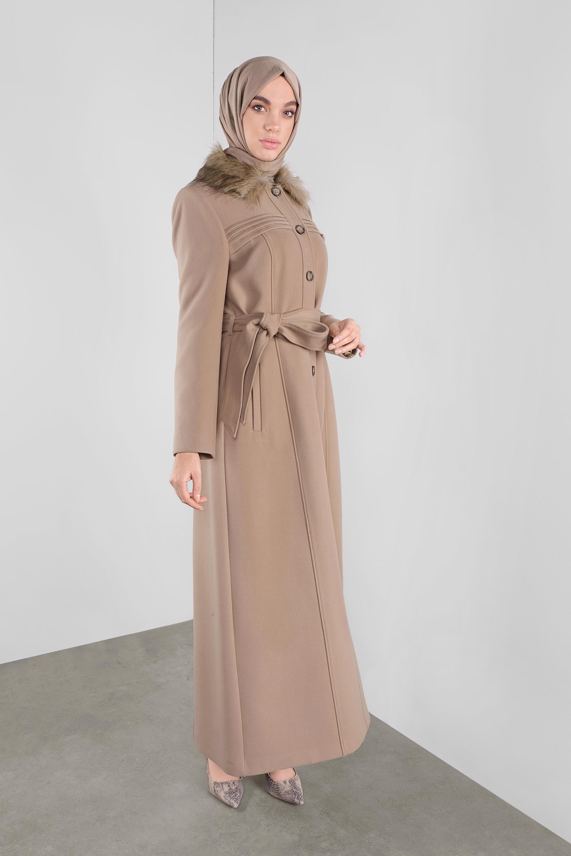 Tesettür giyim KAHVE YAKASI KÜRKLÜ KAŞE MANTO 90174 