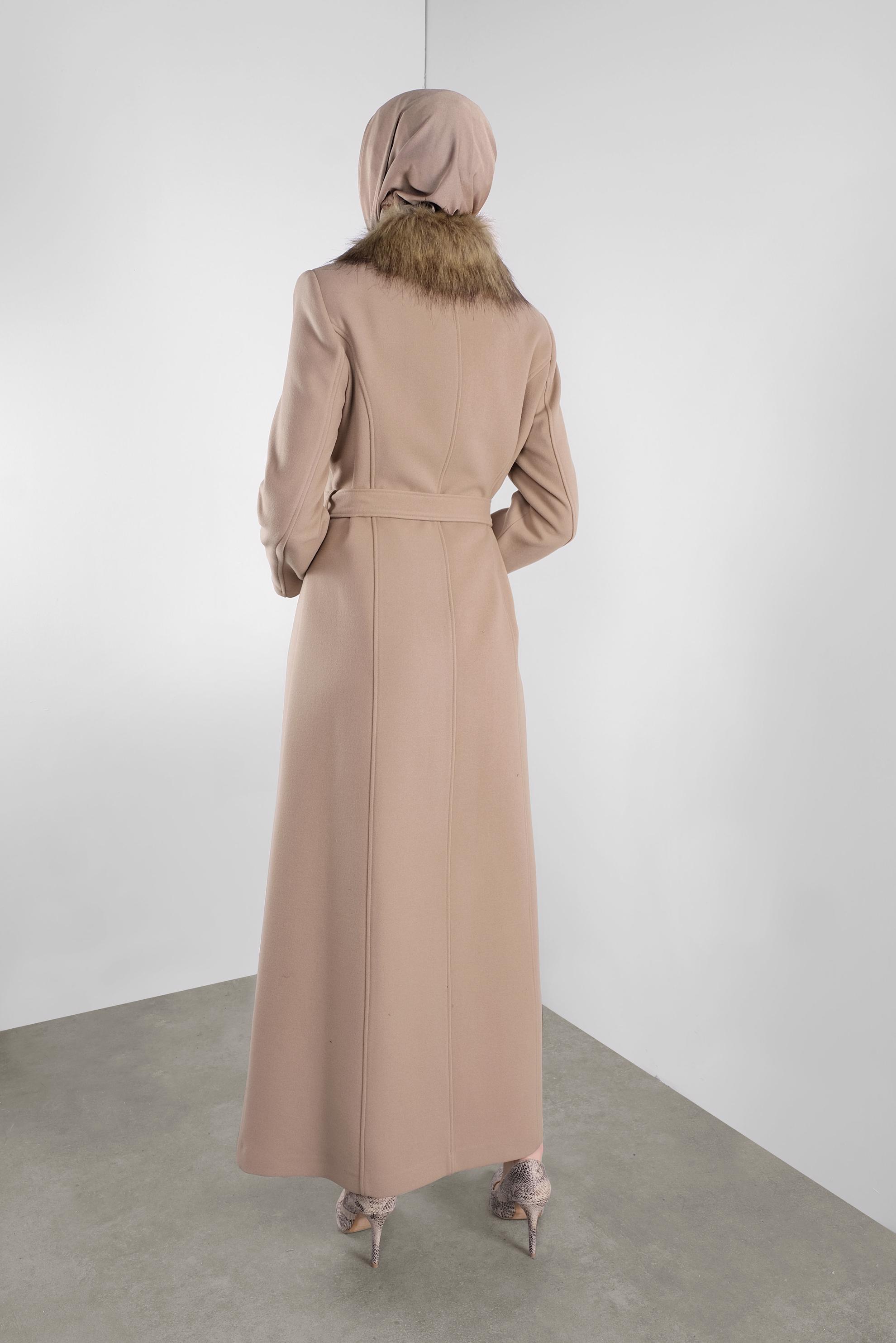 Tesettür giyim KAHVE YAKASI KÜRKLÜ KAŞE MANTO 90174 