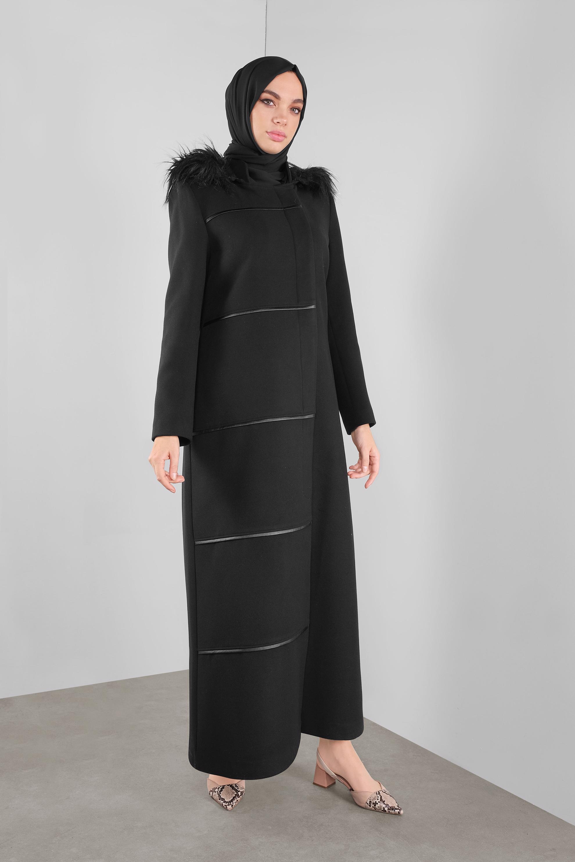 Tesettür giyim SİYAH KAPÜŞONU KÜRKLÜ BİYELİ KAŞE MANTO  90175 