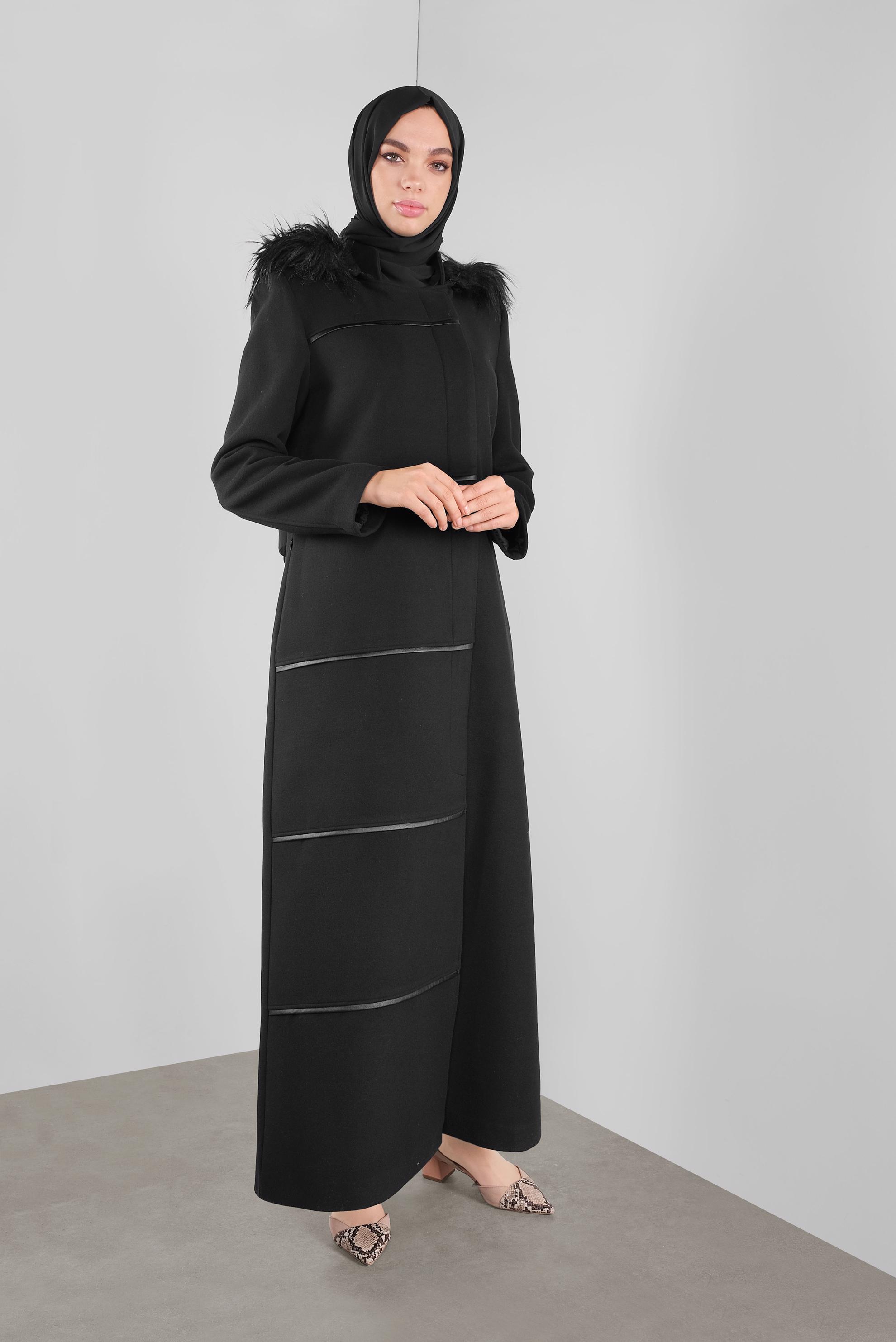 Tesettür giyim SİYAH KAPÜŞONU KÜRKLÜ BİYELİ KAŞE MANTO  90175 