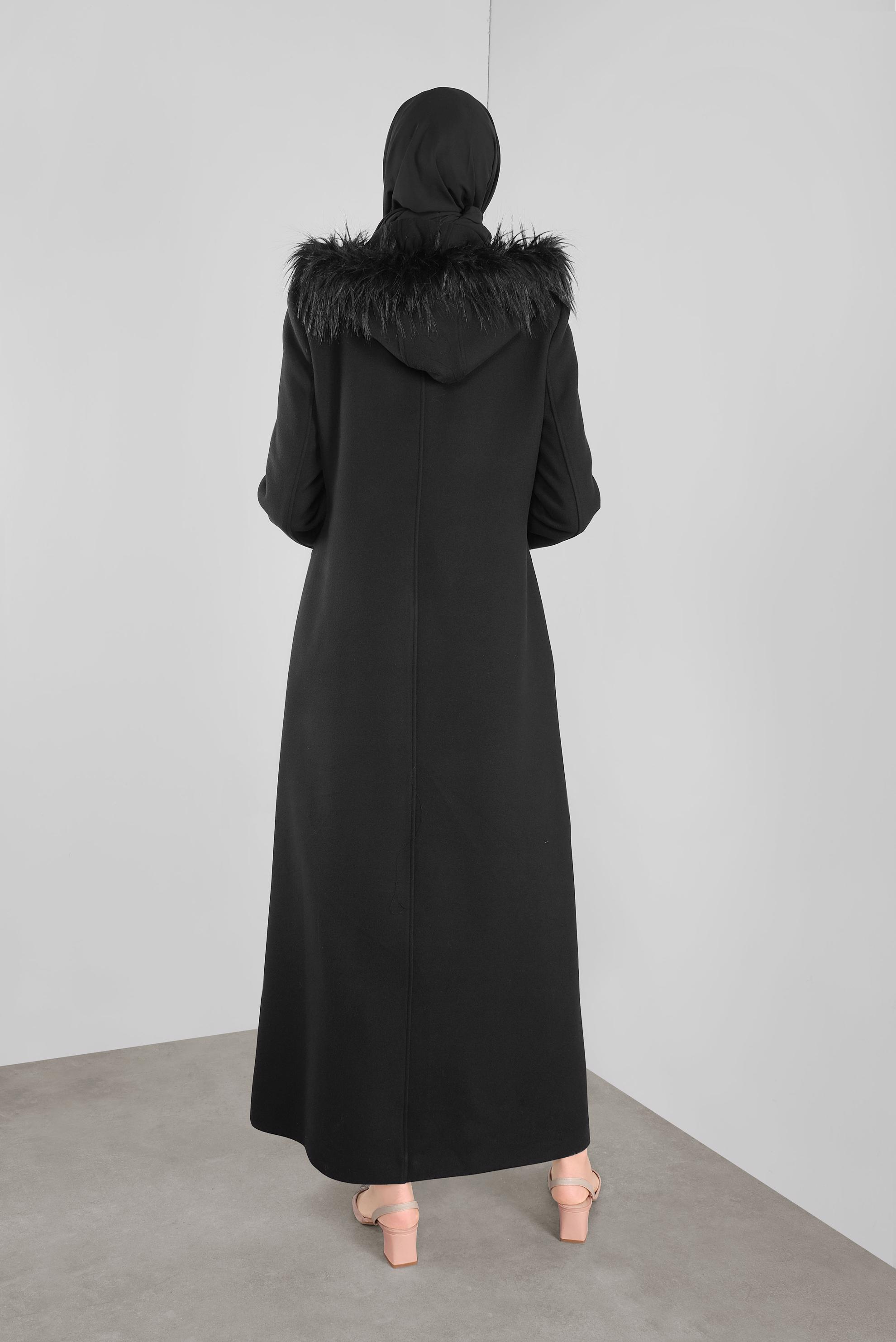 Tesettür giyim SİYAH KAPÜŞONU KÜRKLÜ BİYELİ KAŞE MANTO  90175 