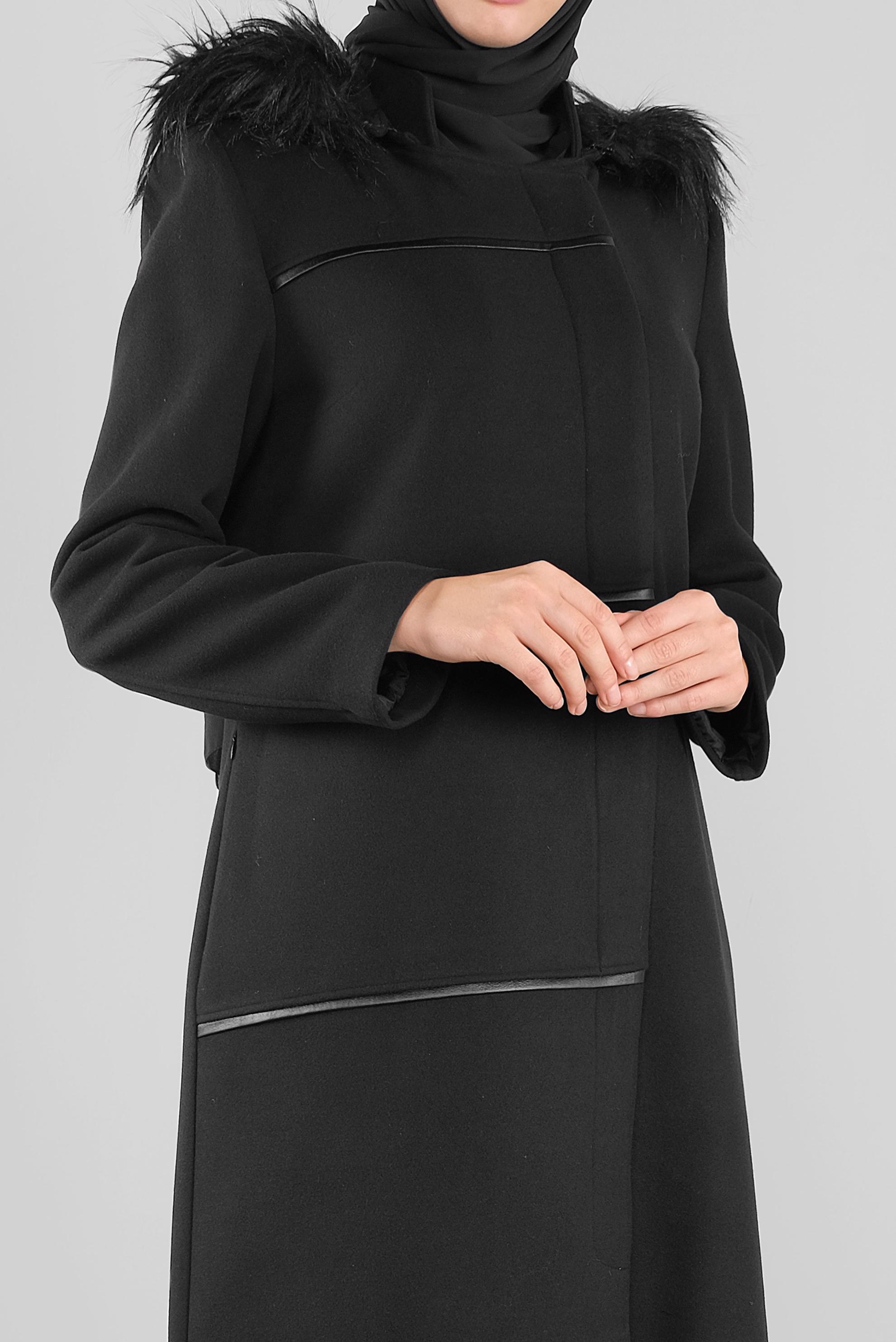 Tesettür giyim SİYAH KAPÜŞONU KÜRKLÜ BİYELİ KAŞE MANTO  90175 
