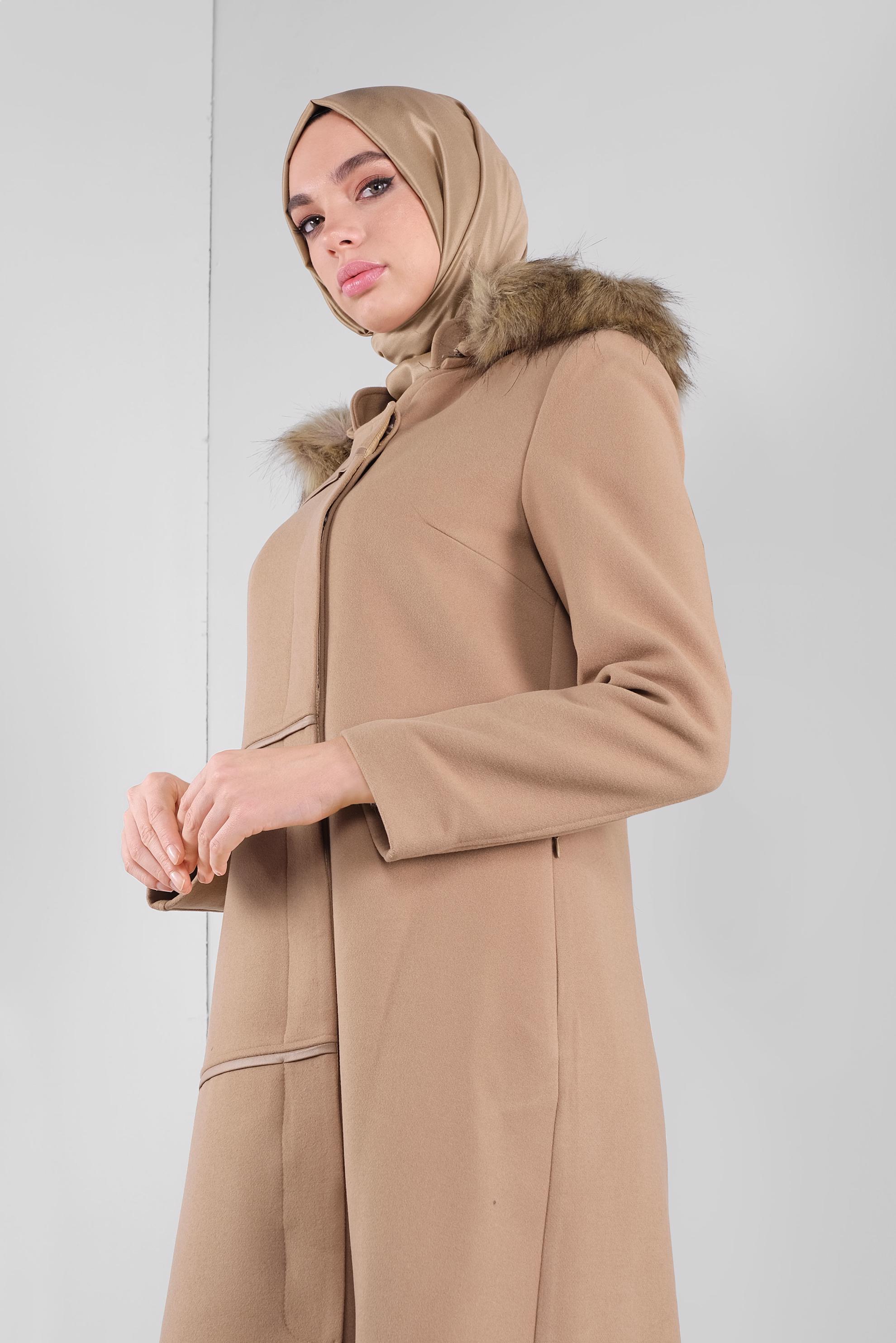 Tesettür giyim TABA KAPÜŞONU KÜRKLÜ BİYELİ KAŞE MANTO  90175 