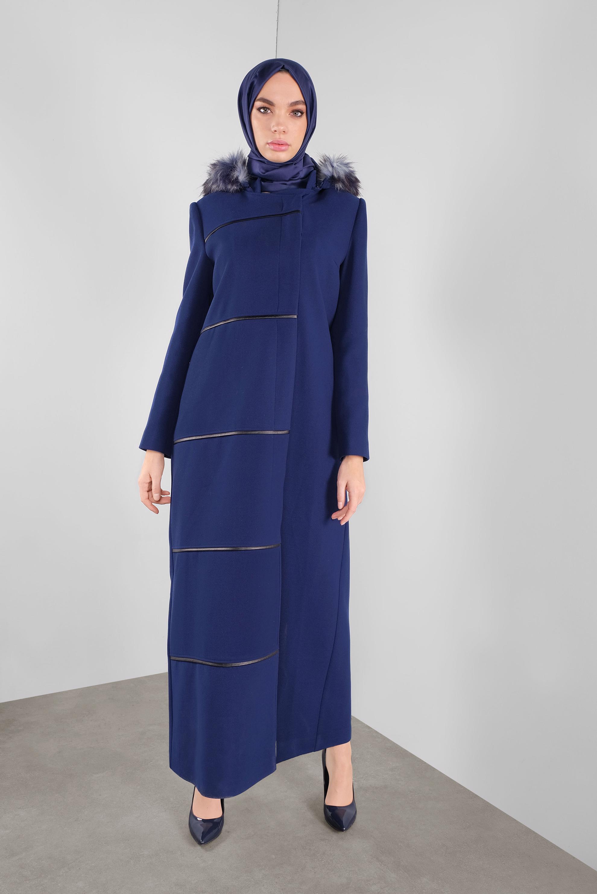 Tesettür giyim MAVİ KAPÜŞONU KÜRKLÜ BİYELİ KAŞE MANTO  90175 