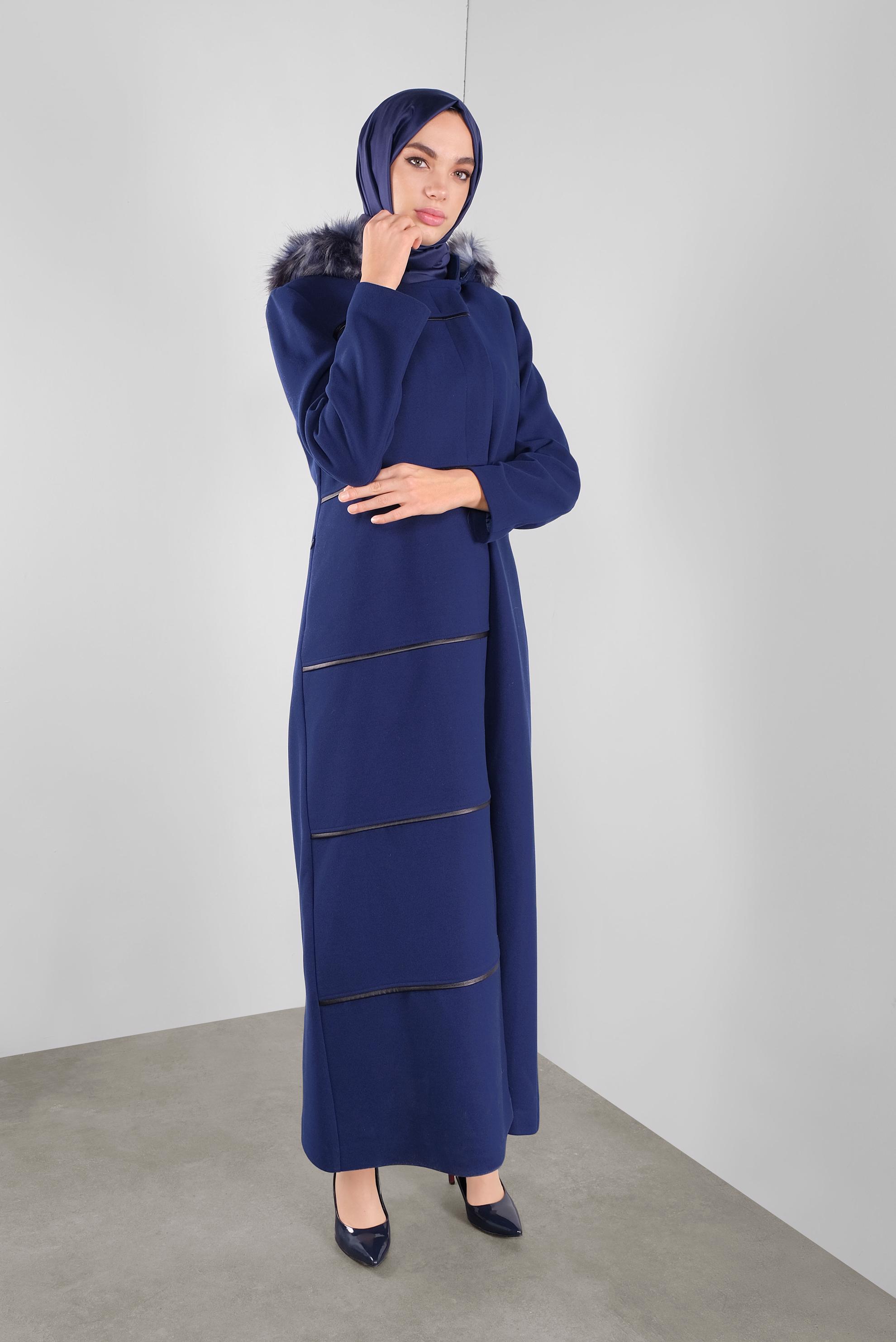 Tesettür giyim MAVİ KAPÜŞONU KÜRKLÜ BİYELİ KAŞE MANTO  90175 