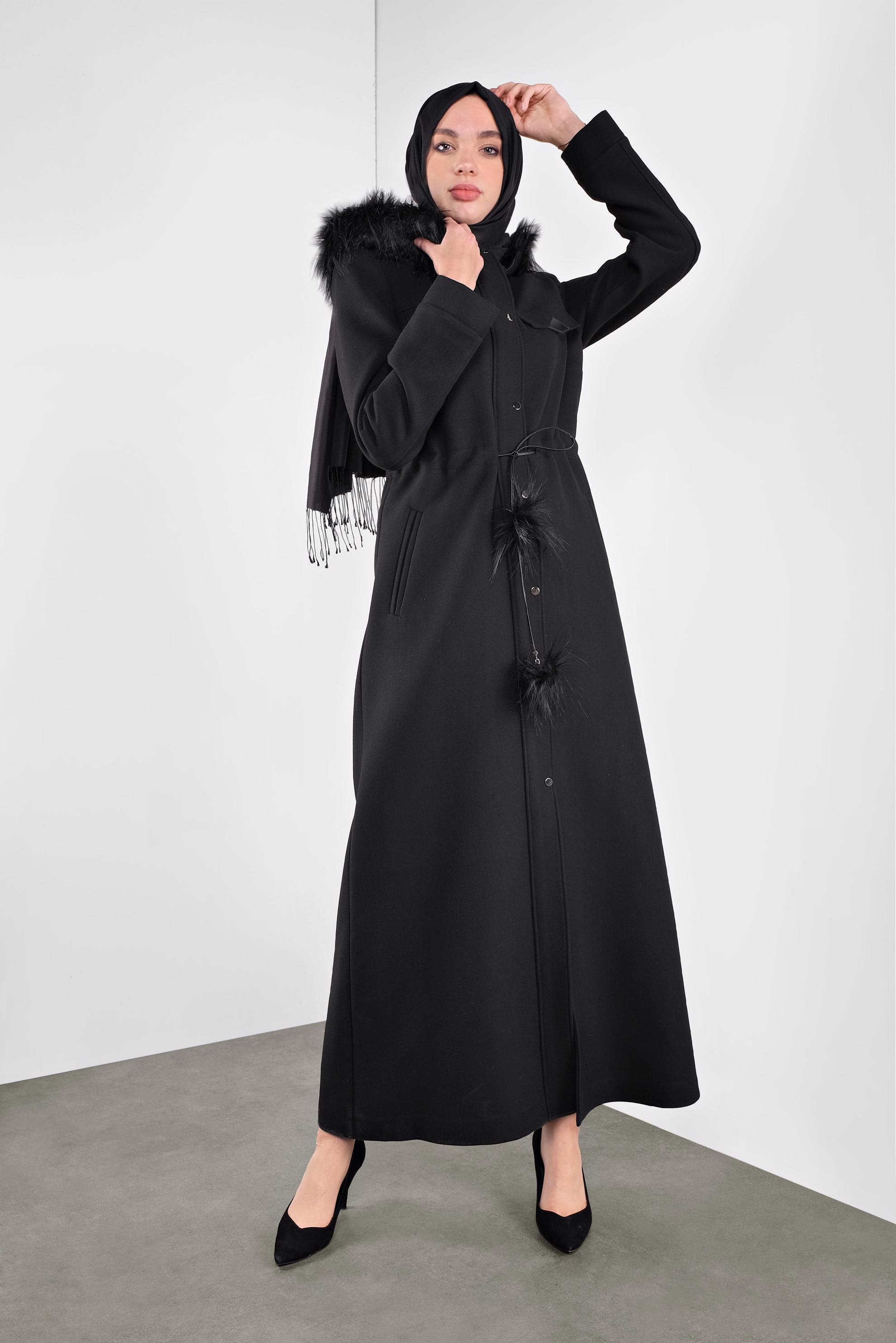 Tesettür giyim SİYAH KAPÜŞONU KÜRKLÜ KAŞE MANTO 90178 