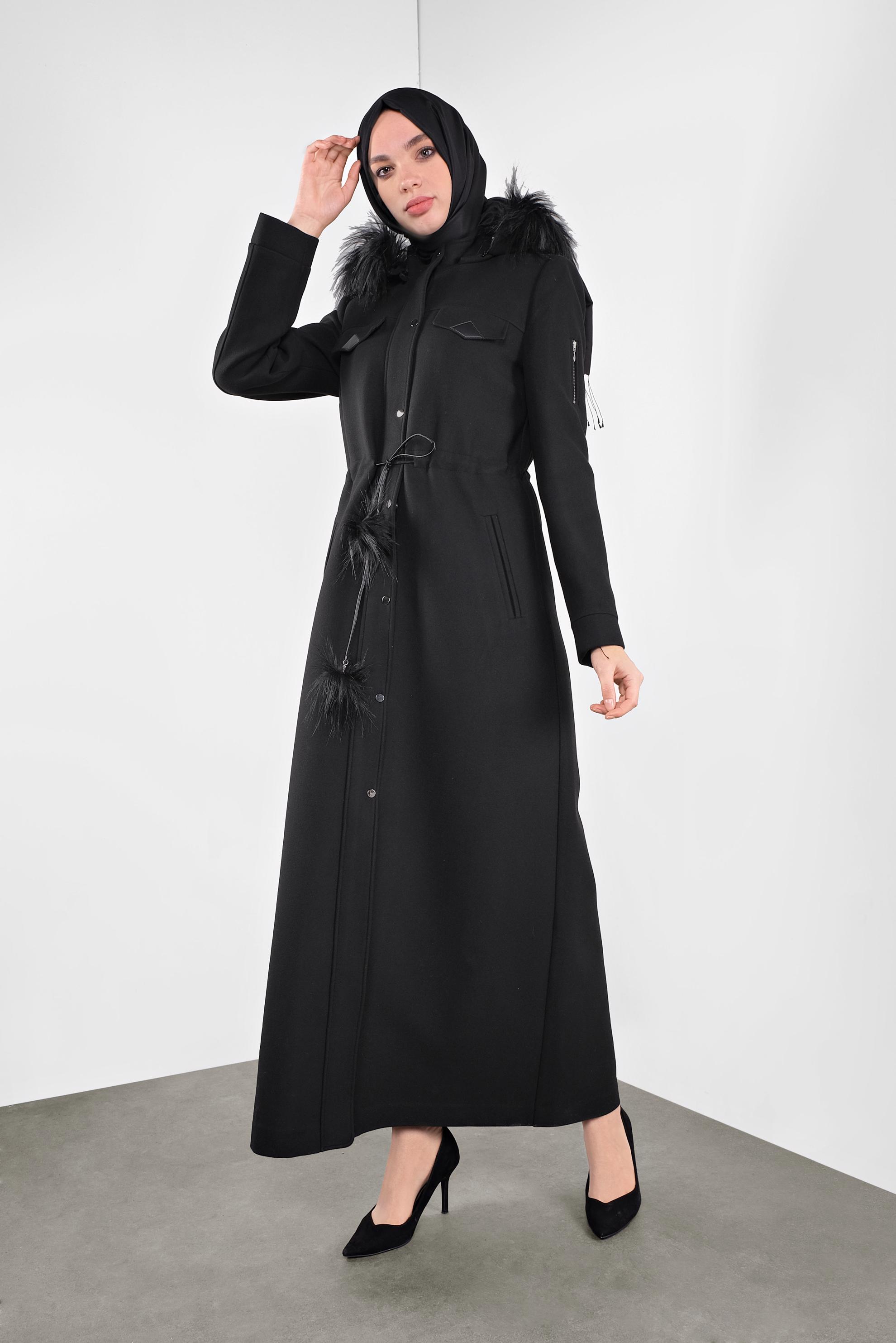 Tesettür giyim SİYAH KAPÜŞONU KÜRKLÜ KAŞE MANTO 90178 