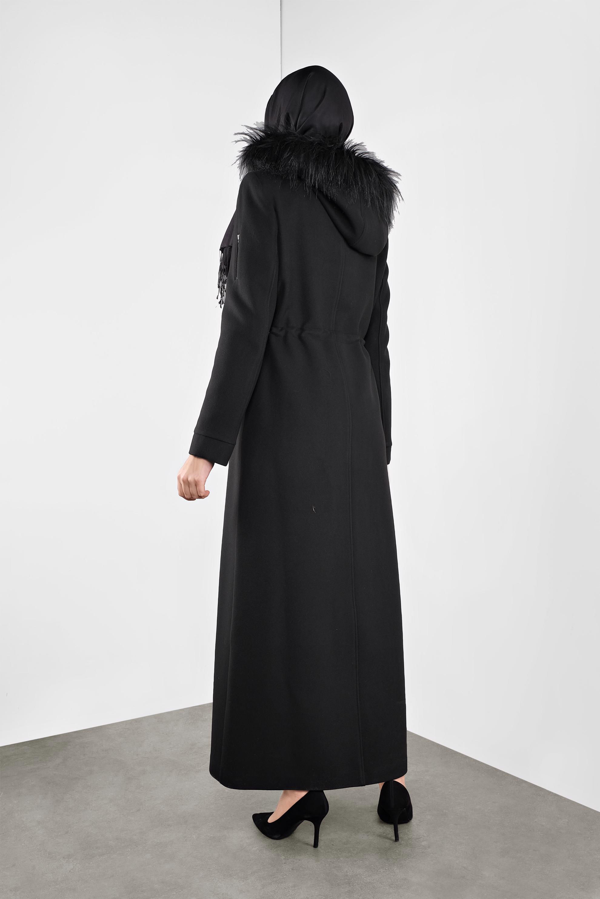 Tesettür giyim SİYAH KAPÜŞONU KÜRKLÜ KAŞE MANTO 90178 