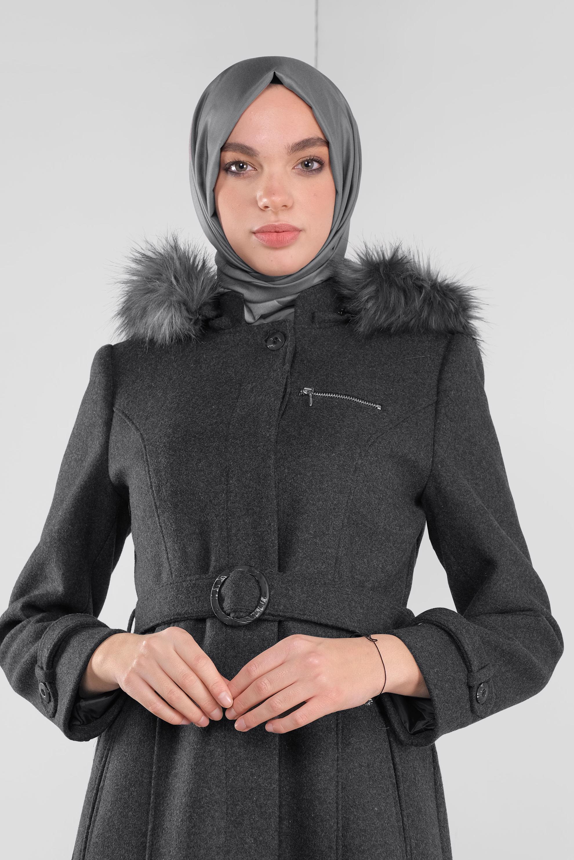 Tesettür giyim GRİ KAPÜŞONU KÜRKLÜ KEMERLİ MANTO 90160-2 