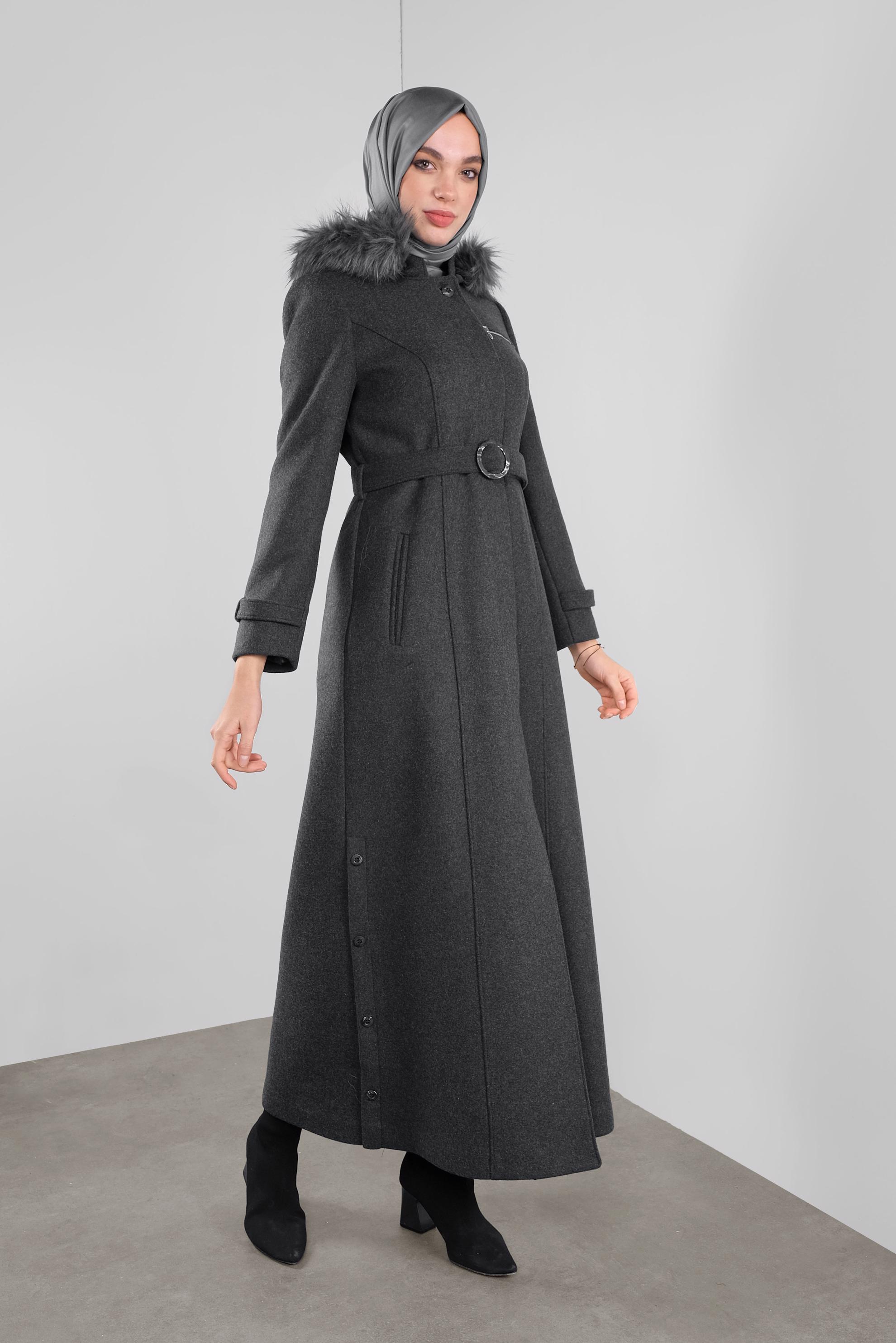 Tesettür giyim GRİ KAPÜŞONU KÜRKLÜ KEMERLİ MANTO 90160-2 