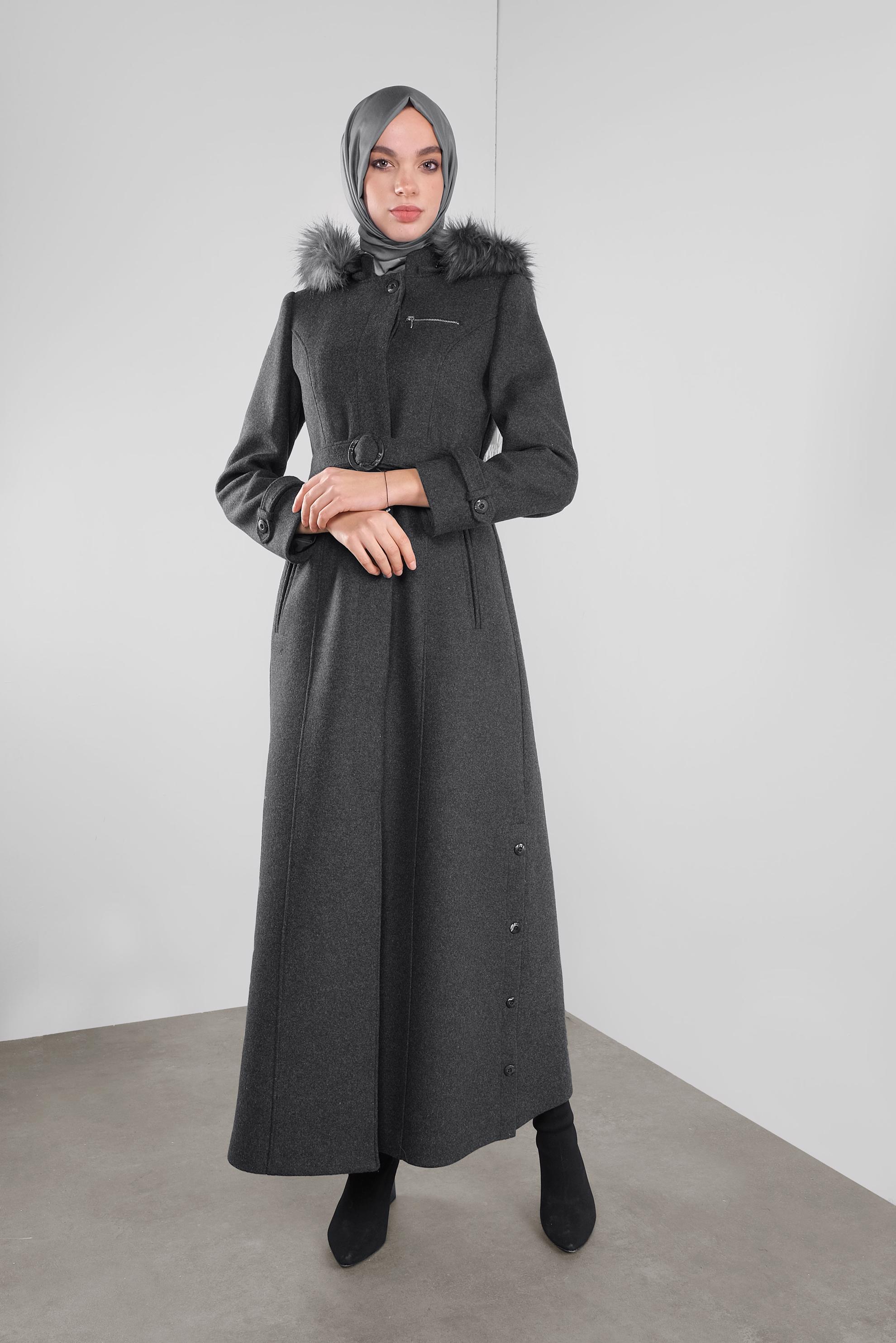 Tesettür giyim GRİ KAPÜŞONU KÜRKLÜ KEMERLİ MANTO 90160-2 