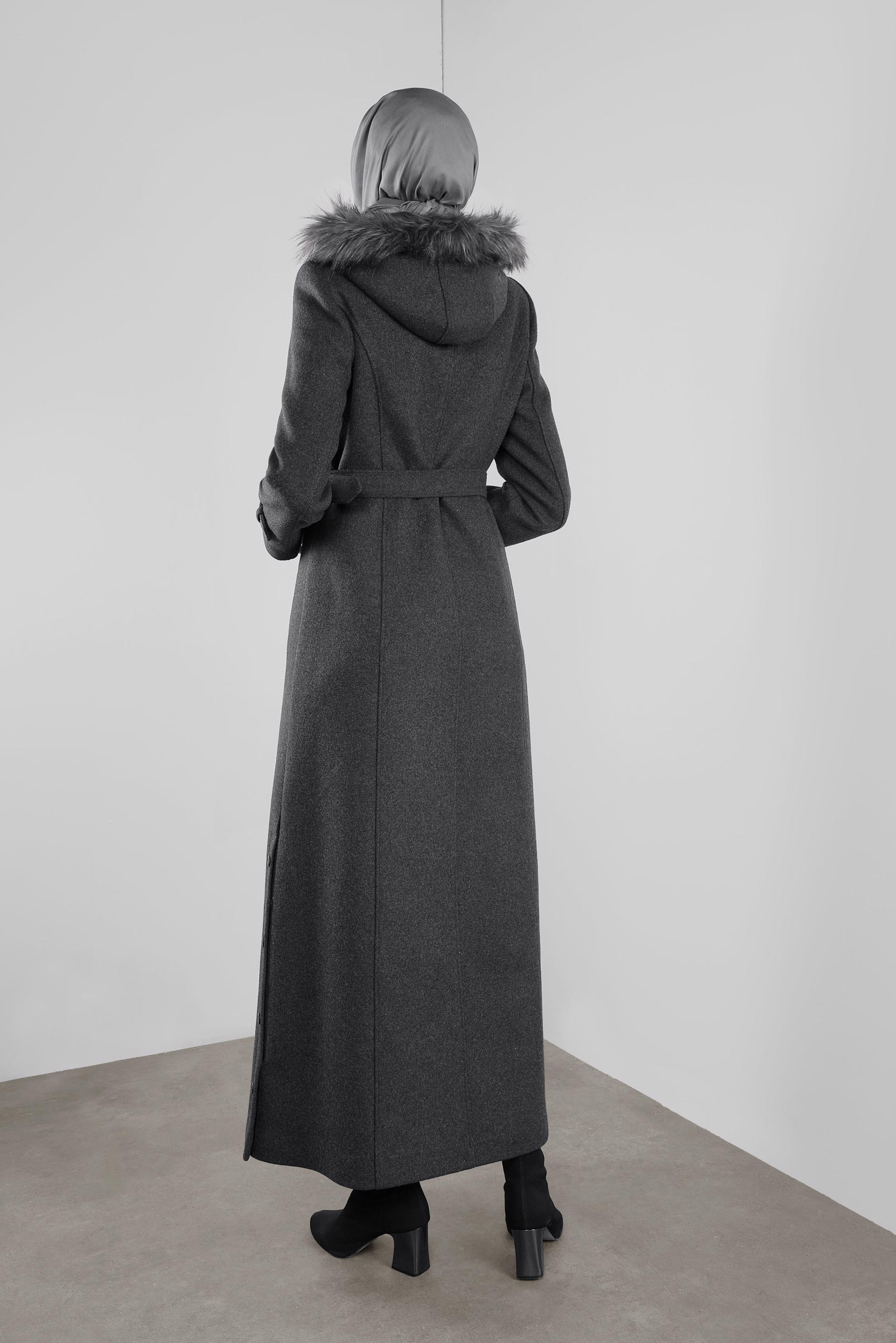 Tesettür giyim GRİ KAPÜŞONU KÜRKLÜ KEMERLİ MANTO 90160-2 