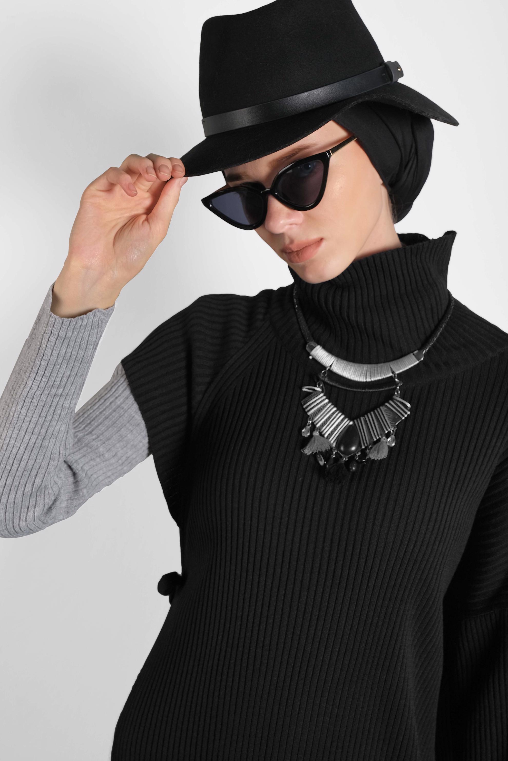 Tesettür giyim SİYAH TEK OMUZ YANDAN BAĞCIKLI BALIKÇI YAKA TRİKO PANÇO 40052 