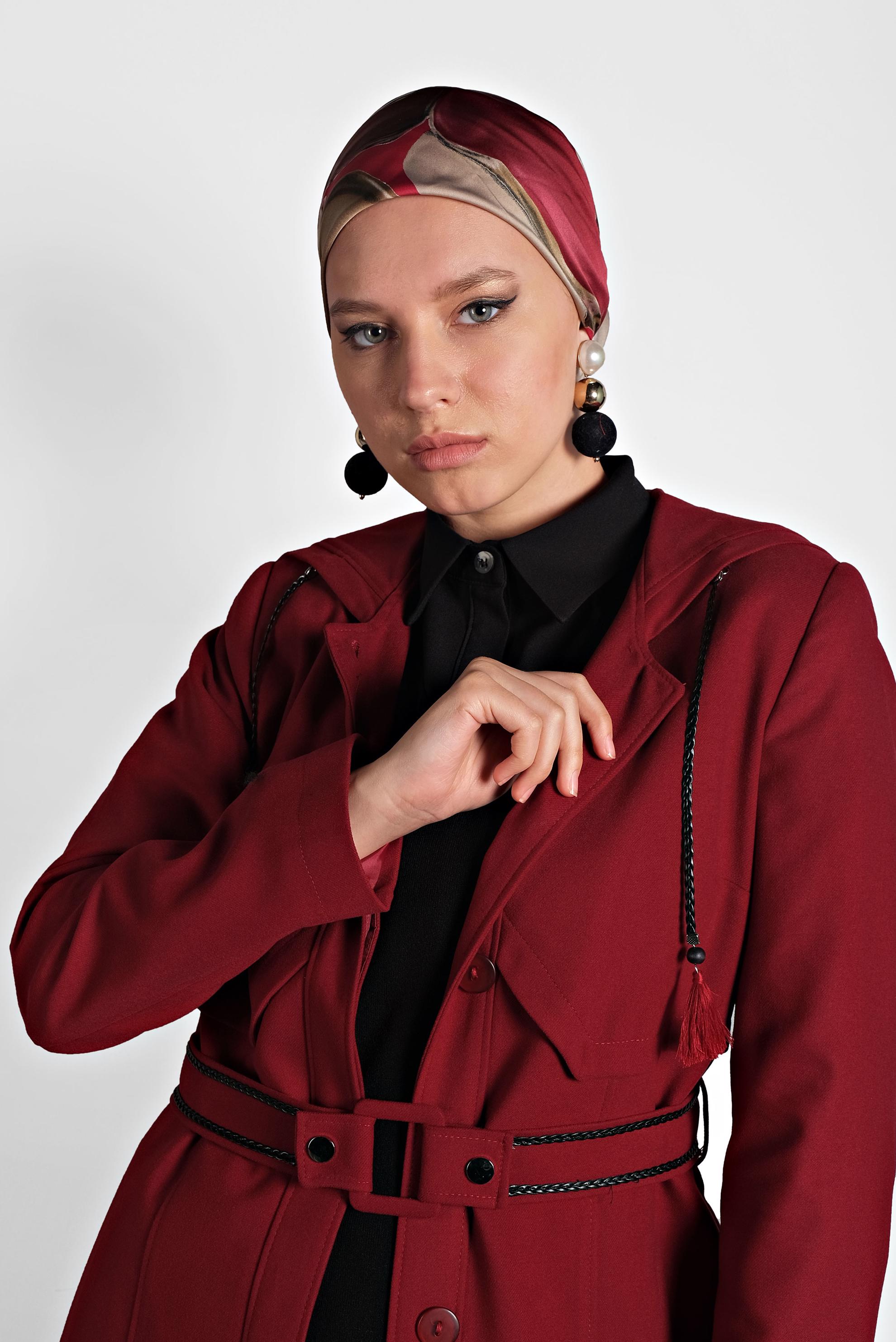 Tesettür giyim KIRMIZI KEMERLİ KAPÜŞONLU PARDESÜ 10001