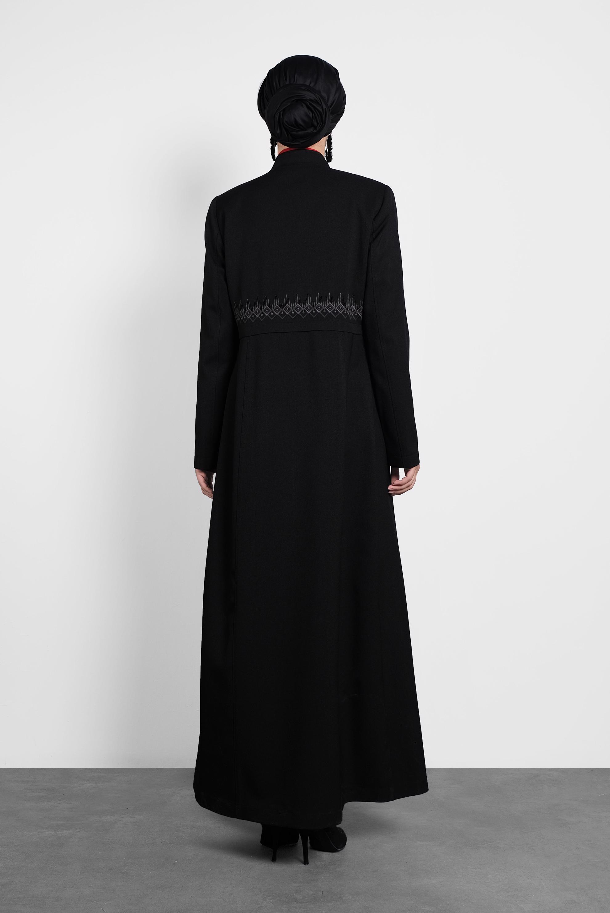 Tesettür giyim SİYAH DÜĞMELİ NAKIŞLI PARDESÜ 10006 