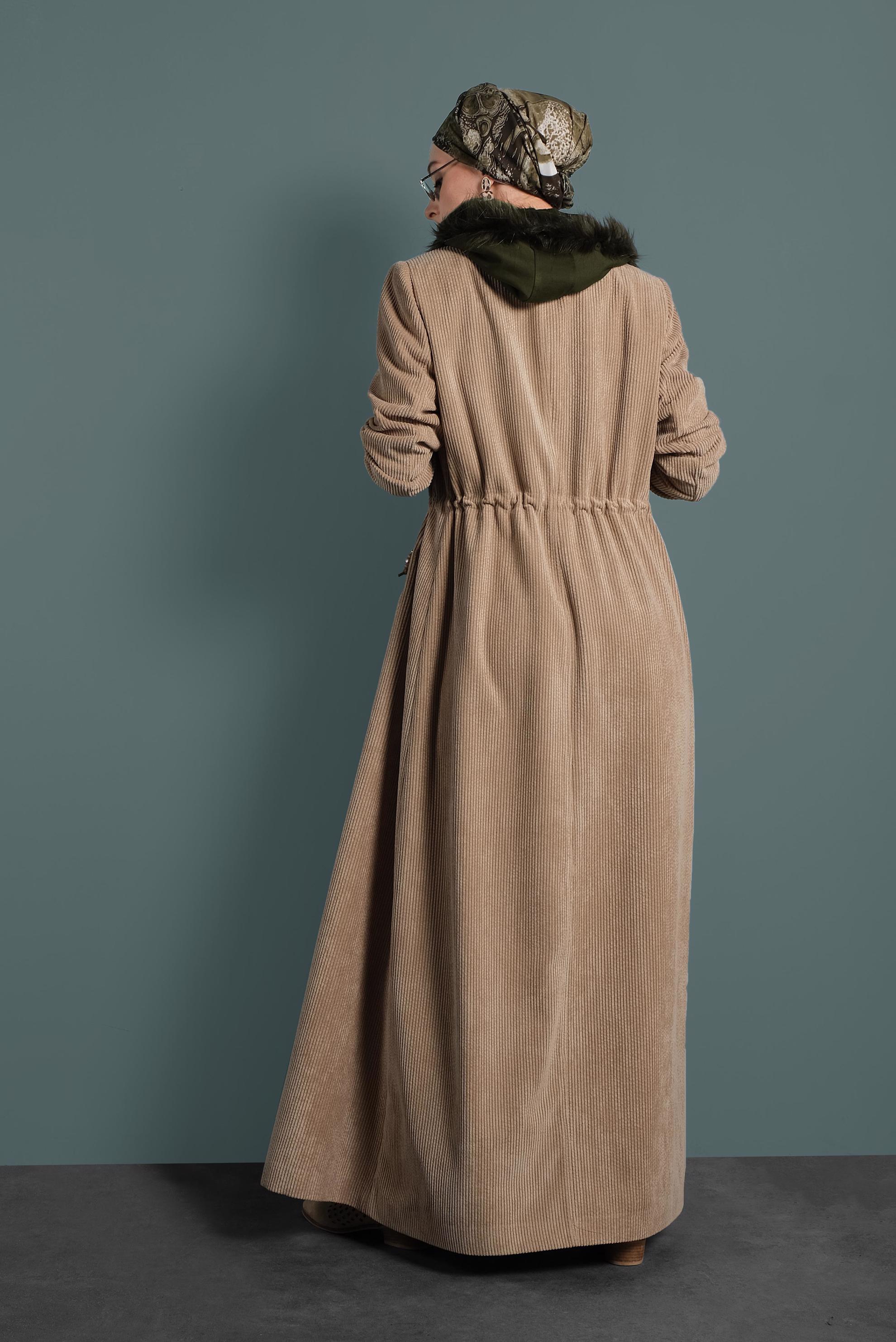 Tesettür giyim BEJ KADİFE DÜĞMELİ PARDESÜ 10145