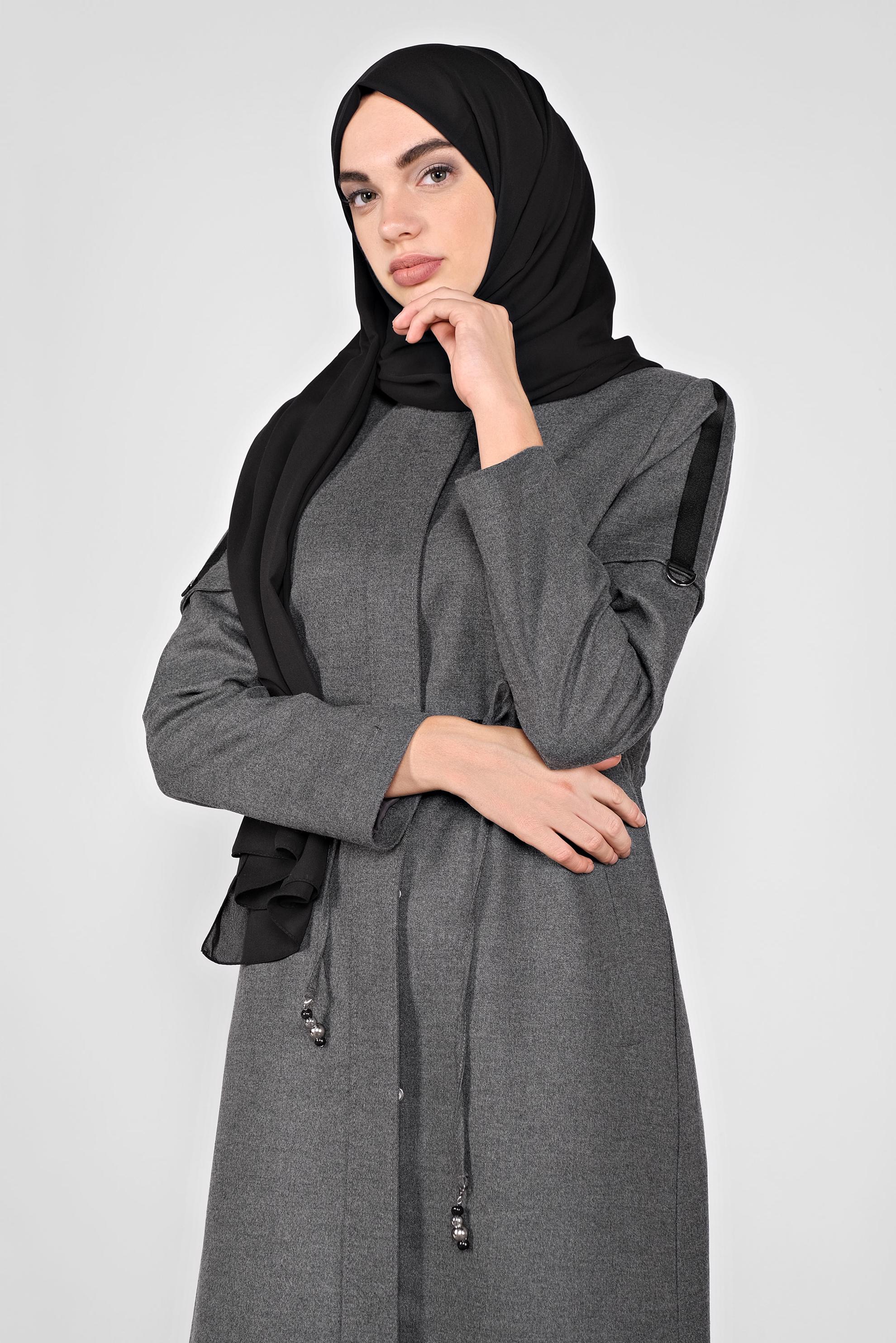 Tesettür giyim GRİ BEL KISMI BÜZGÜ BAĞCIKLI KAPÜŞONLU PARDESÜ 10284